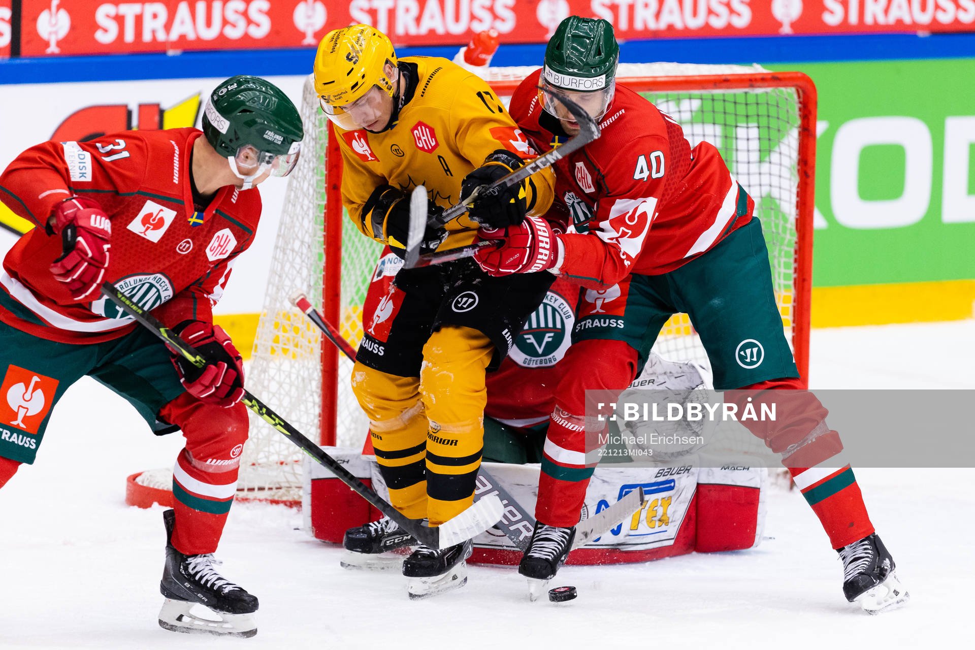 Nicklas Lasu and Petteri Lindbohm of Frölunda against Pär