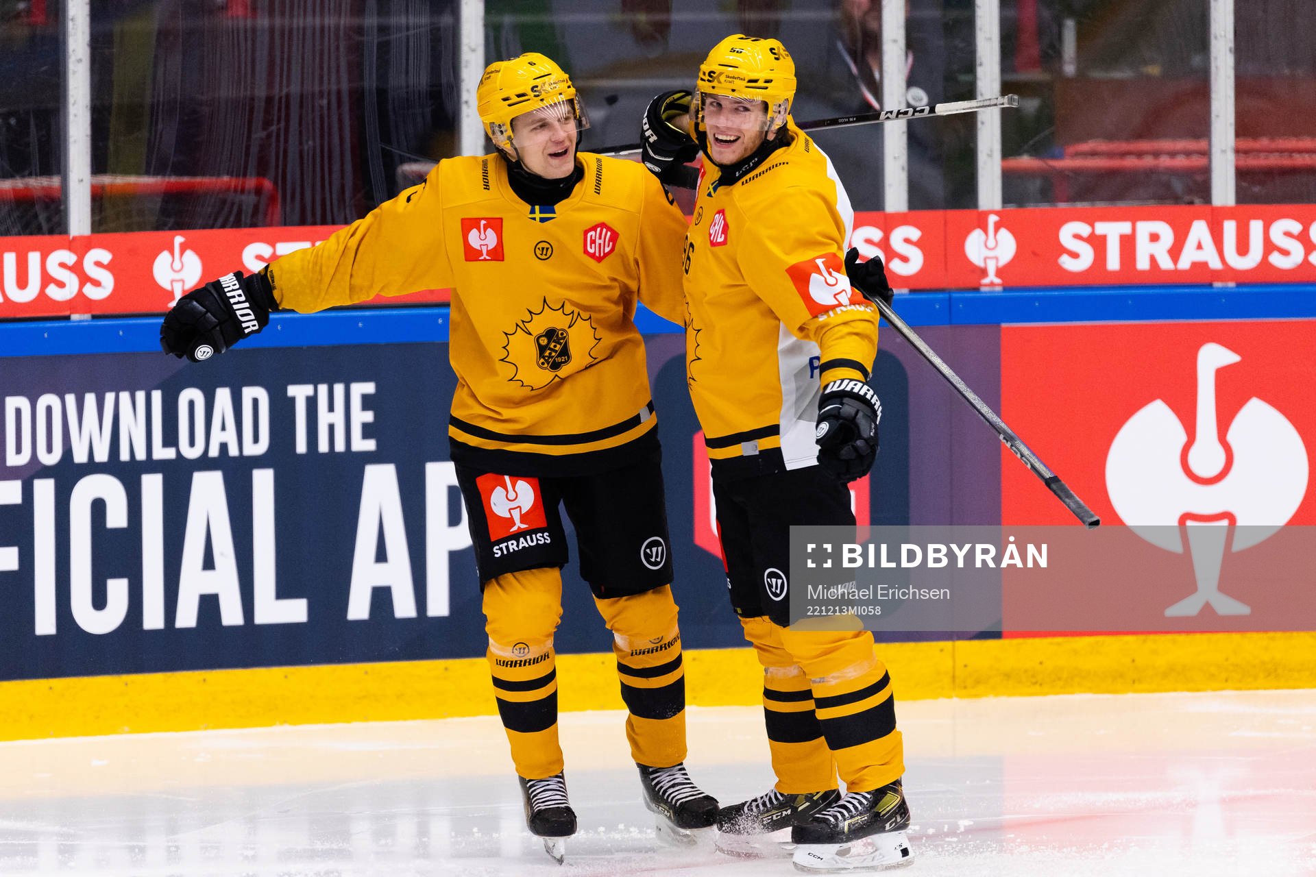 Måns Forsfjäll of Skellefteå celebrates scoring 2-2 with
