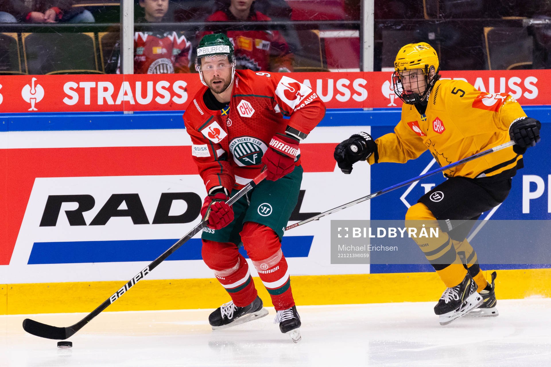 Jan Mursak of Frölunda and Axel Sandin-Pellikka of