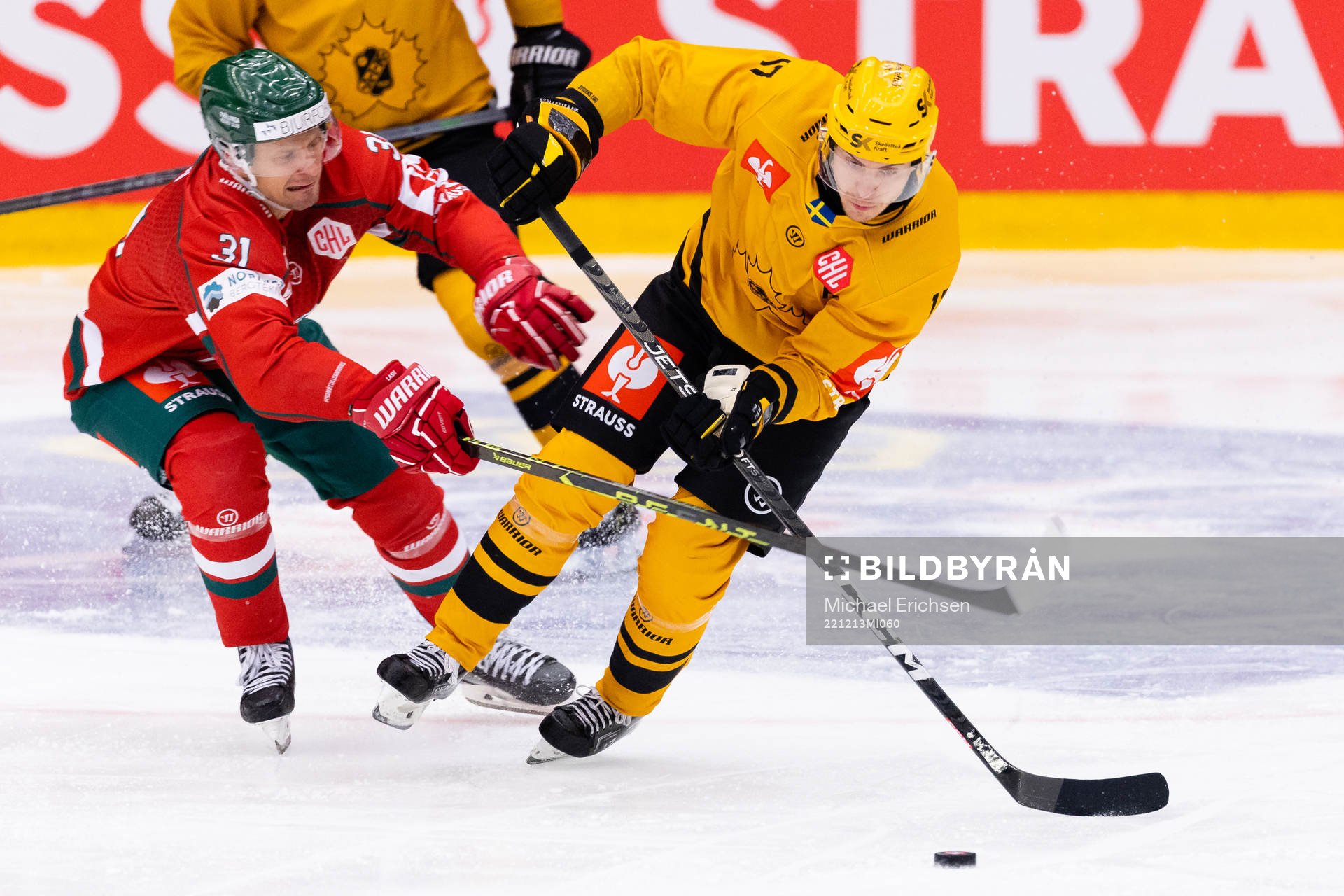 Nicklas Lasu of Frölunda and Pär Lindholm of Skellefteå