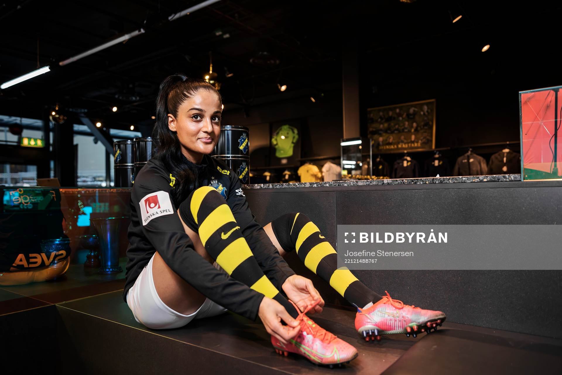 Lawlaw Nazeri poserar för porträtt i samband med att hon presenteras som nyförvärv av AIK den 14 december 2022 i Solna. 