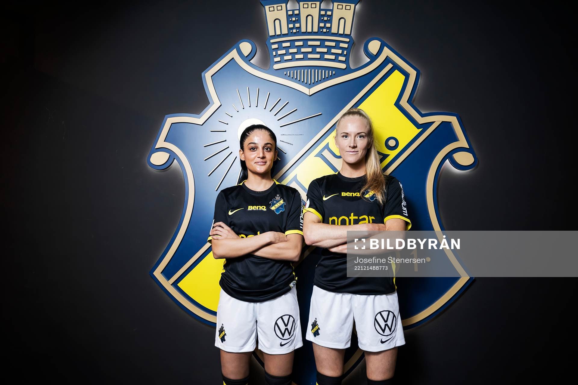 Lawlaw Nazeri och Moa Sjöström poserar för porträtt i samband med att de presenteras som nyförvärv av AIK den 14 december 2022 i Solna. 
