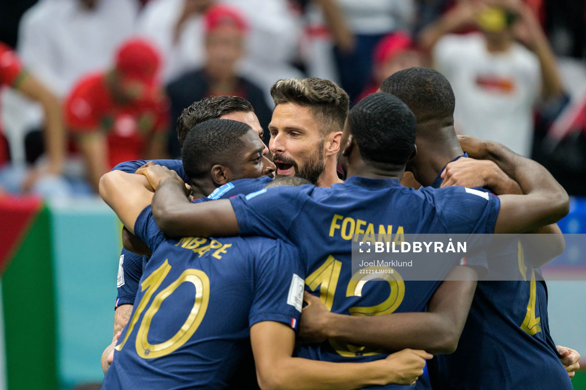 Olivier Giroud and players of France celebrate