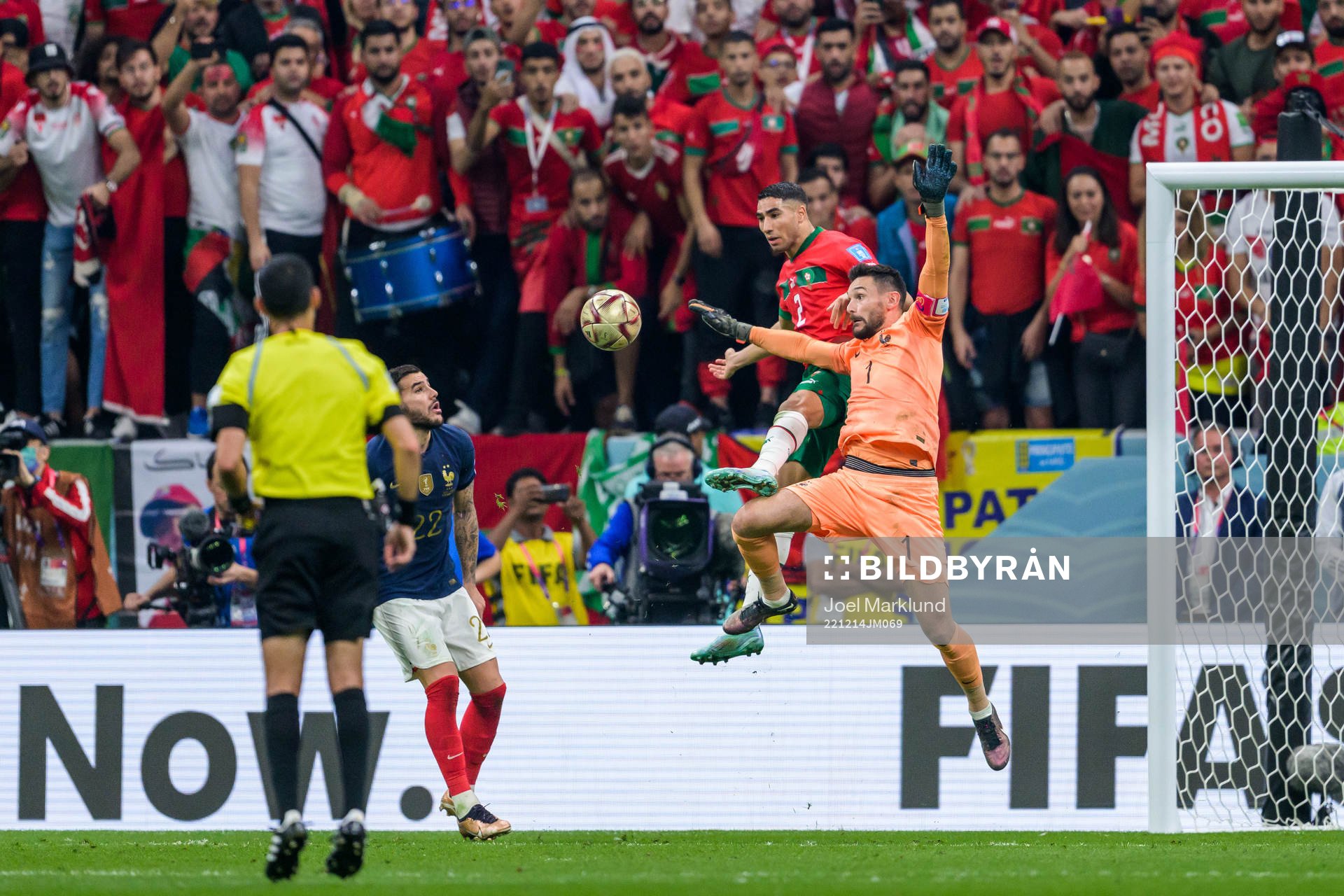 Achraf Hakimi of Morocco and goalkeeper Hugo Lloris of