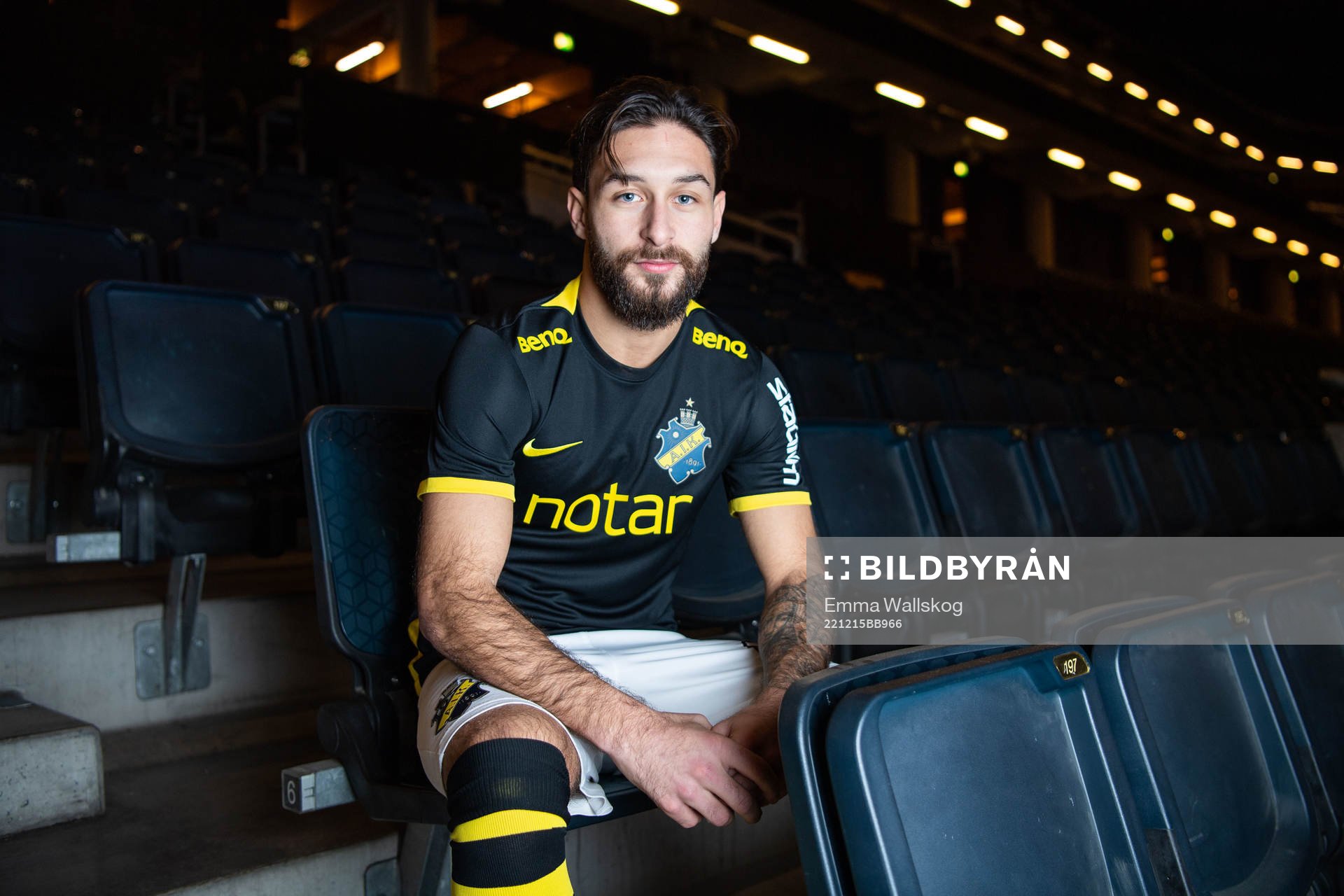Elias Durmaz poserar för porträtt i samband med att han presenterats som nyförvärv av AIK den 15 december 2022 i Stockholm. 