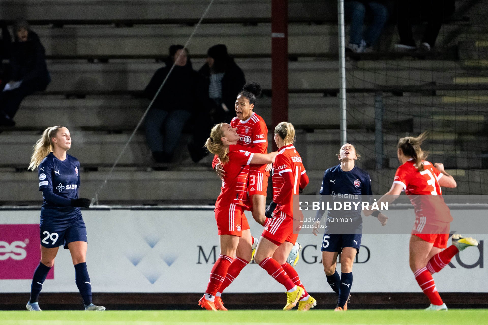 Tainara of Bayern celebrate with Glodis Viggosdottir and