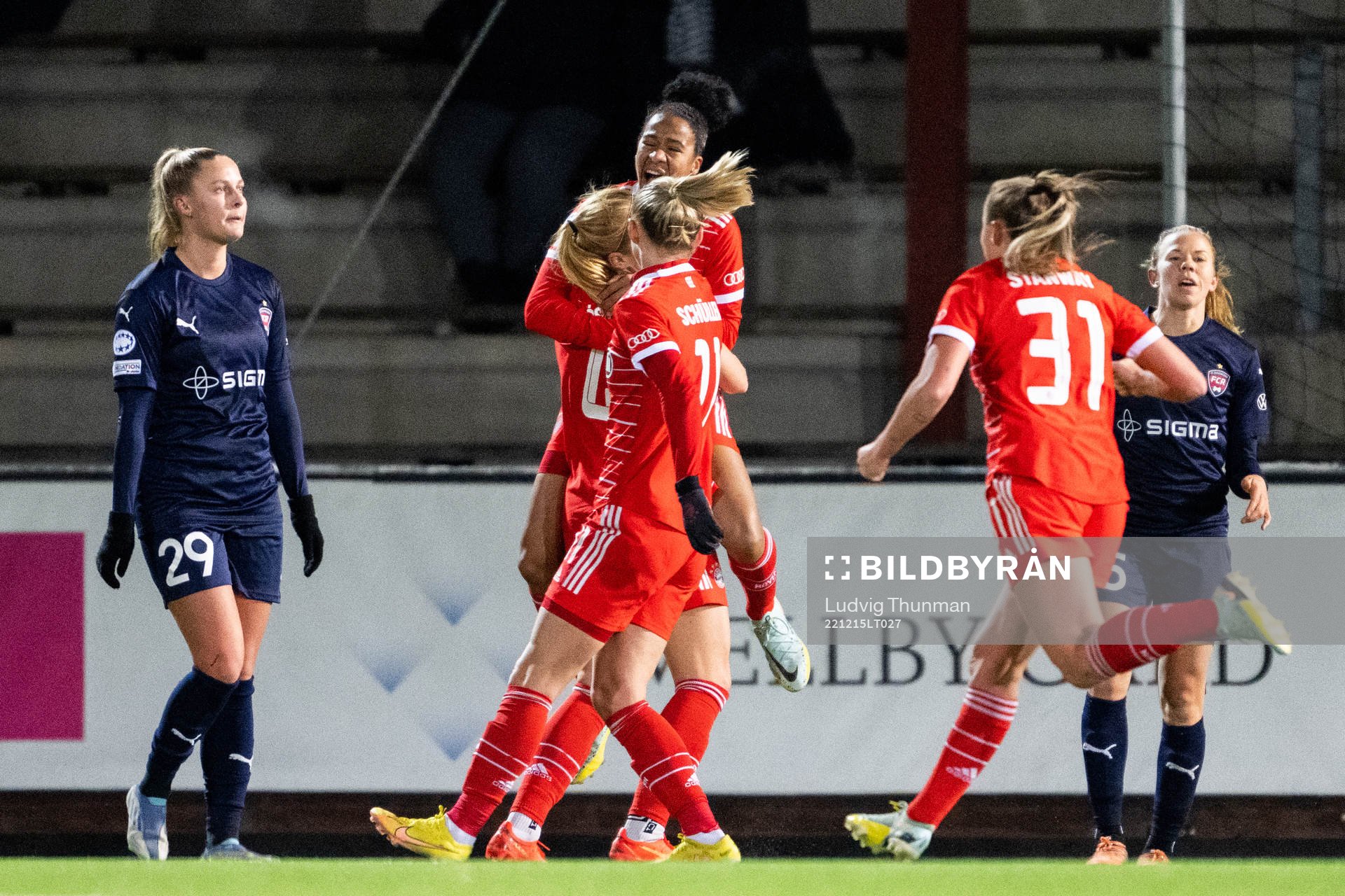 Tainara of Bayern celebrate with Glodis Viggosdottir and