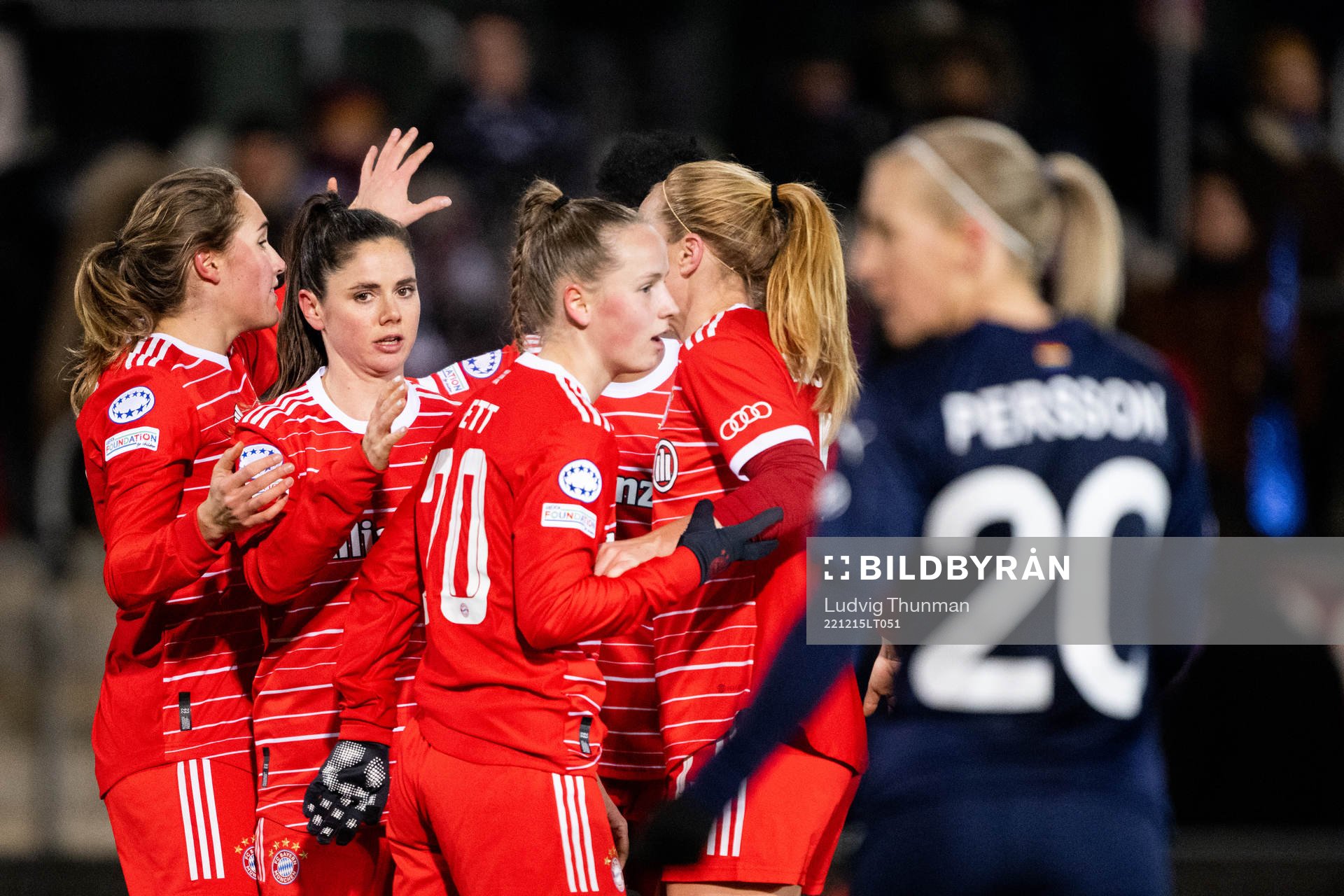 Sydney Lohmann of Bayern celebrate with teammates