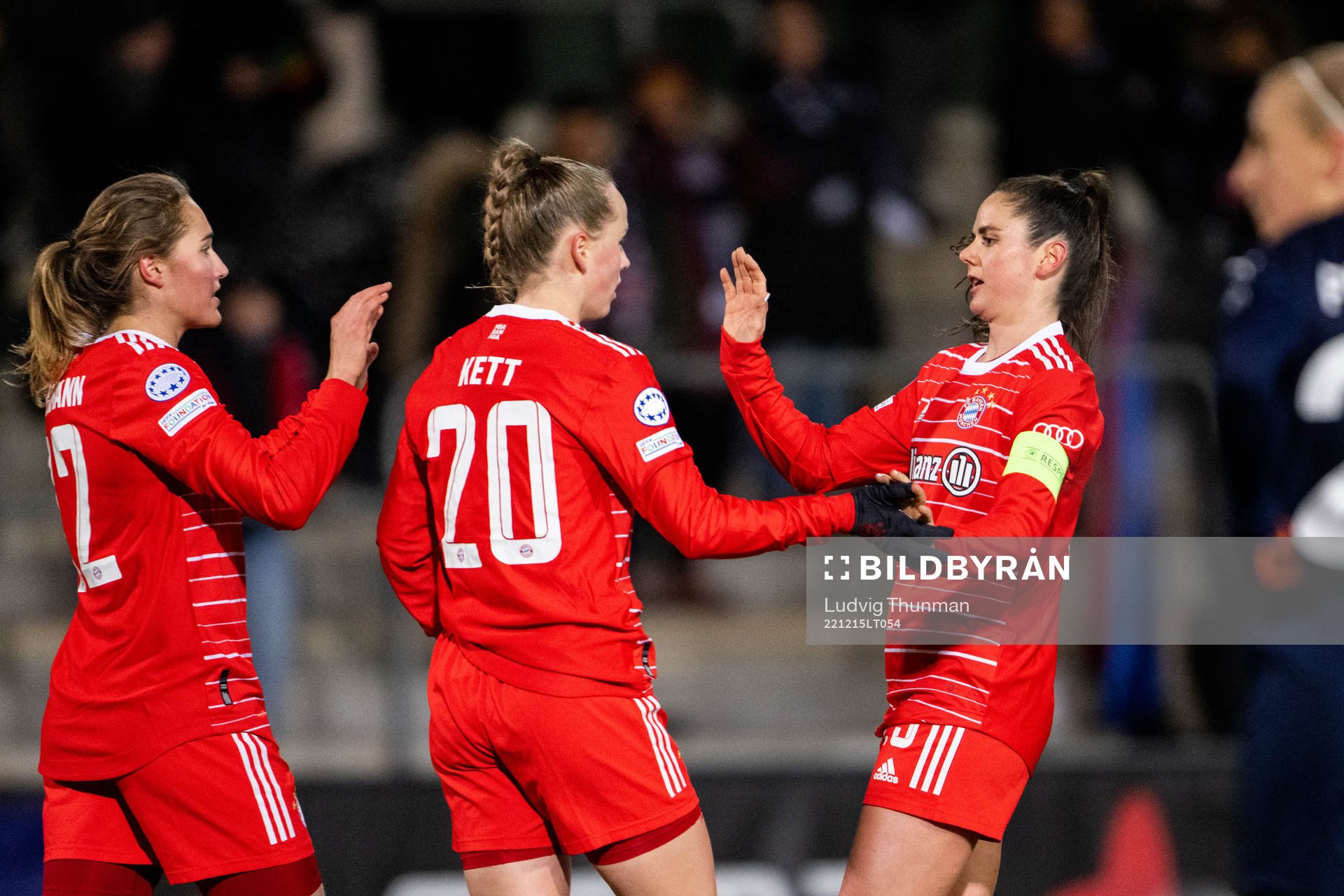 Sydney Lohmann of Bayern celebrate with teammates