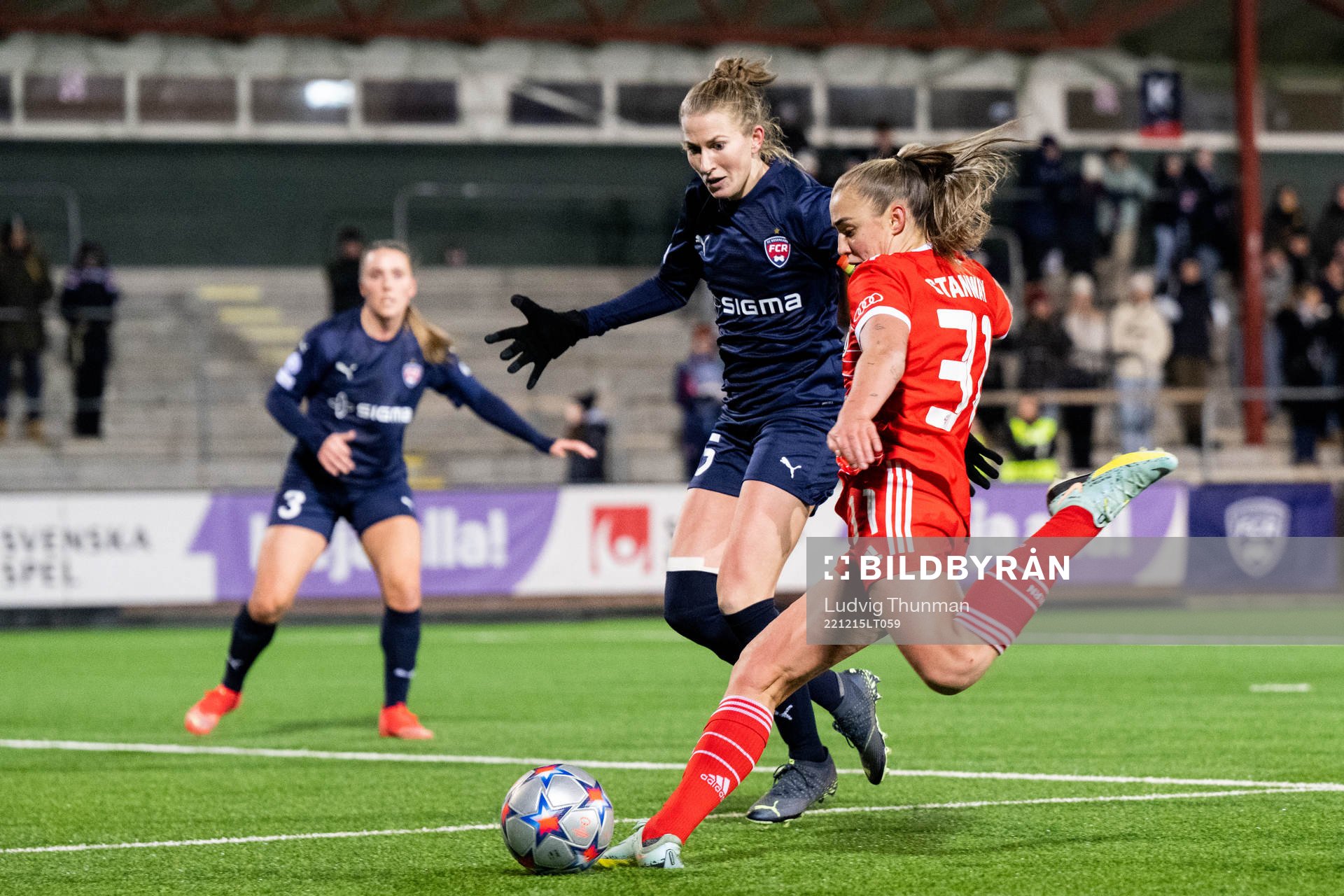 Georgia Stanway of Bayern and Emma Berglund of Rosengård