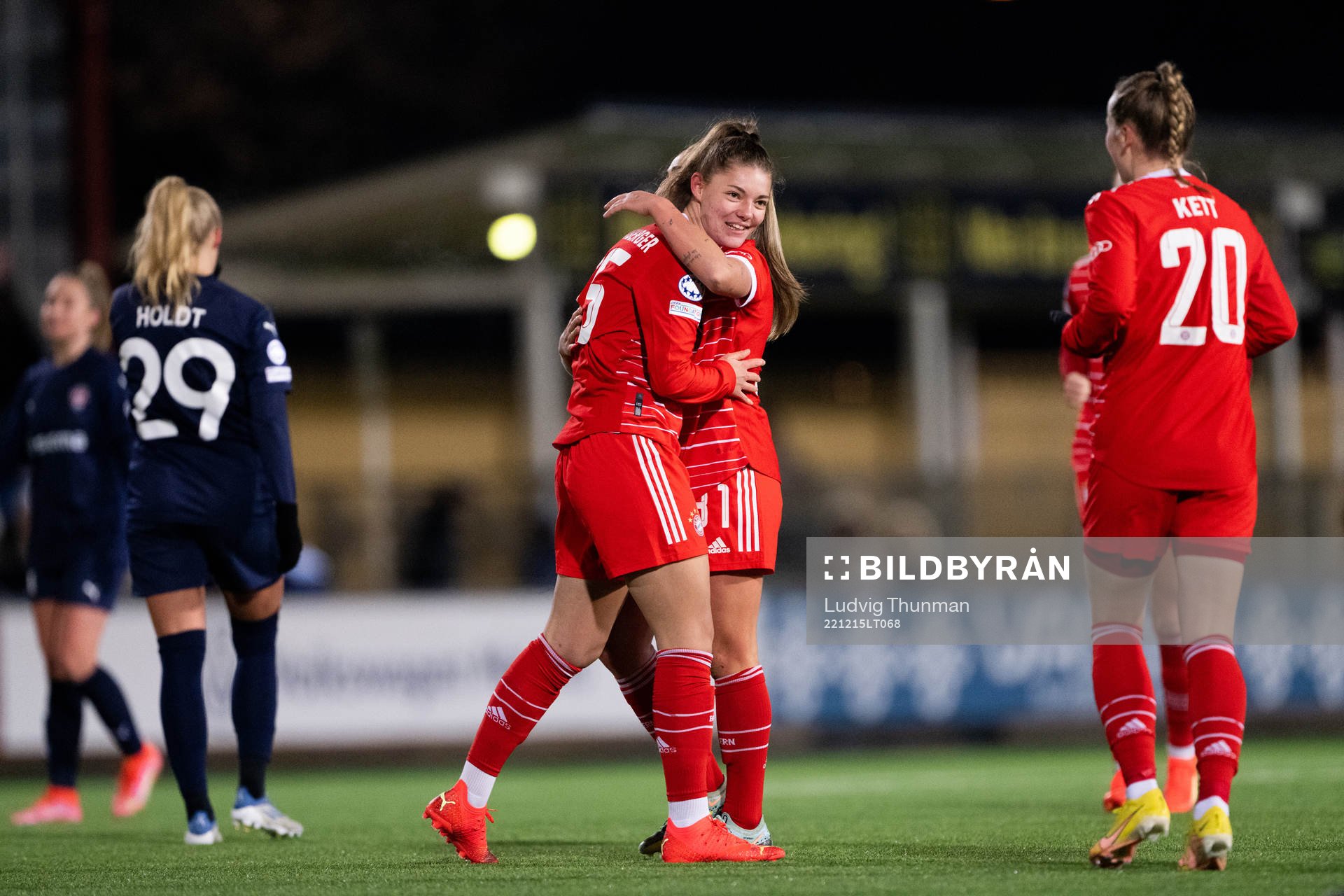 Julia Landenberger of Bayern celebrate with Georgia Stanway