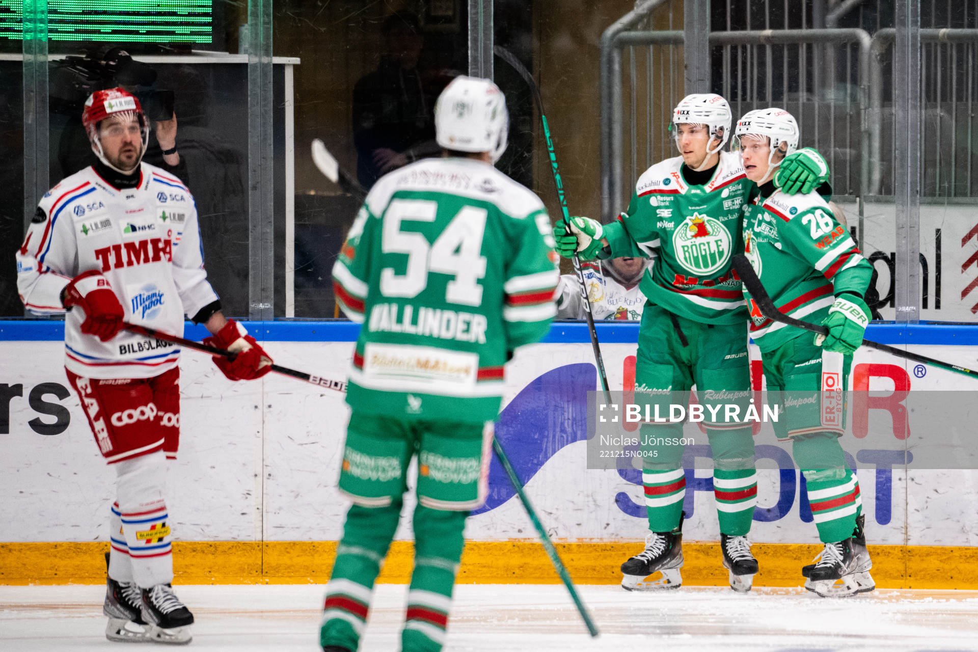 Rögles Adam Tambellini jublar med Anton Bengtsson