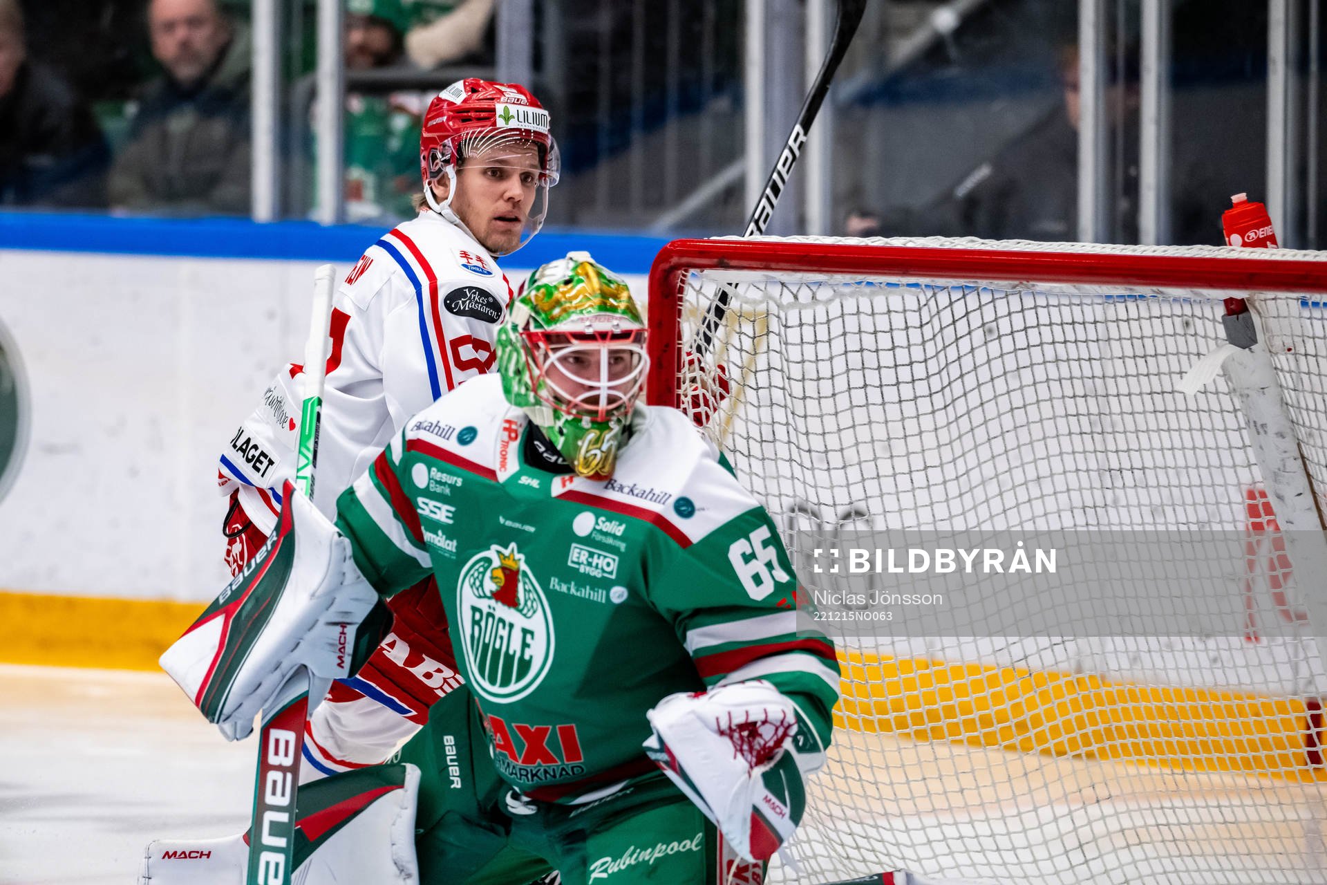 Timrås Anton Wedin och Rögles målvakt Christoffer Rifalk