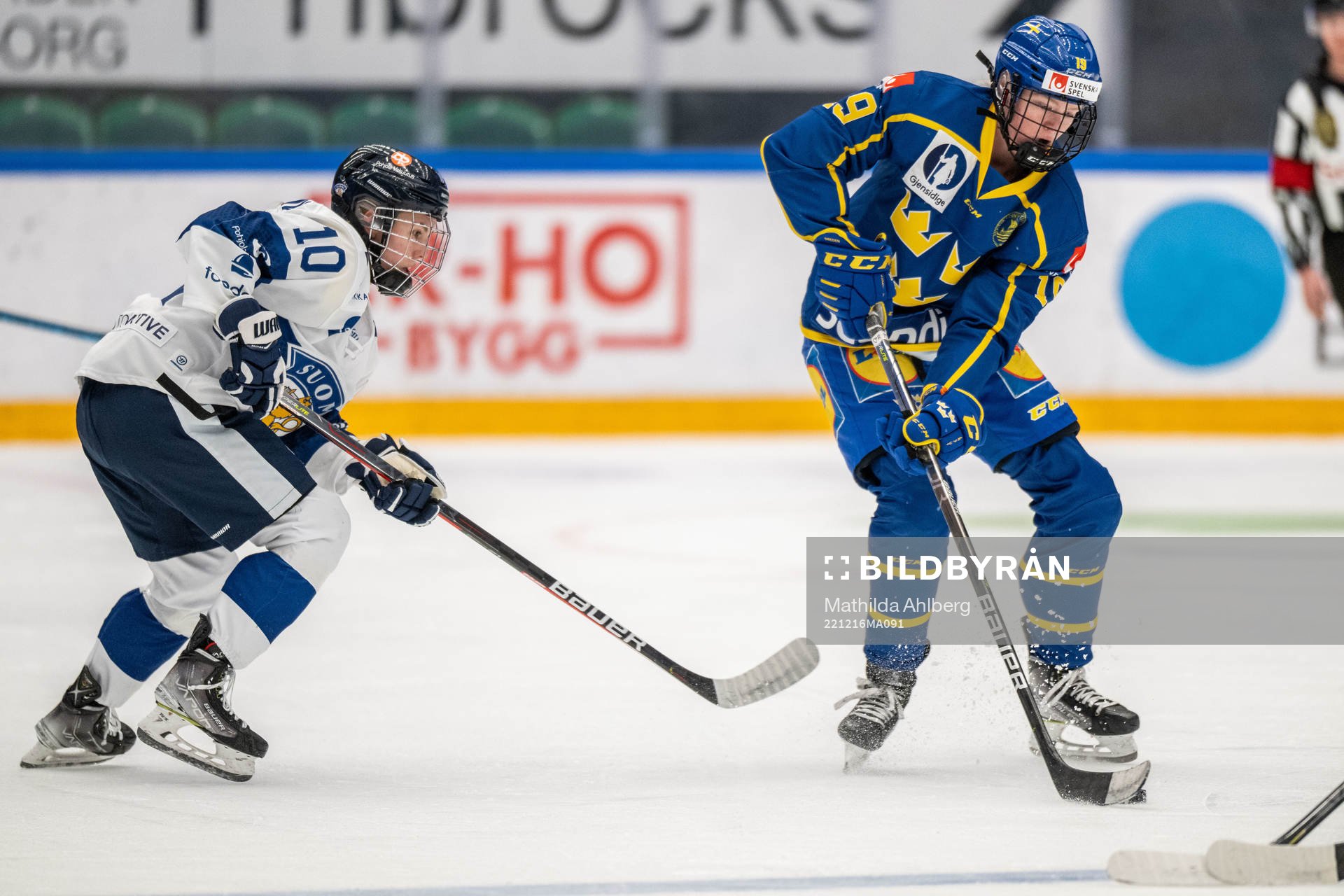 Elisa Holopainen of Finland and Sara Hjalmarsson of Sweden