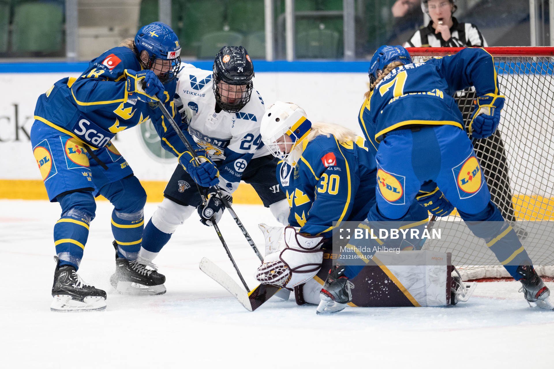 Jenny Antonsson, goaltender Emma Söderberg and Emma