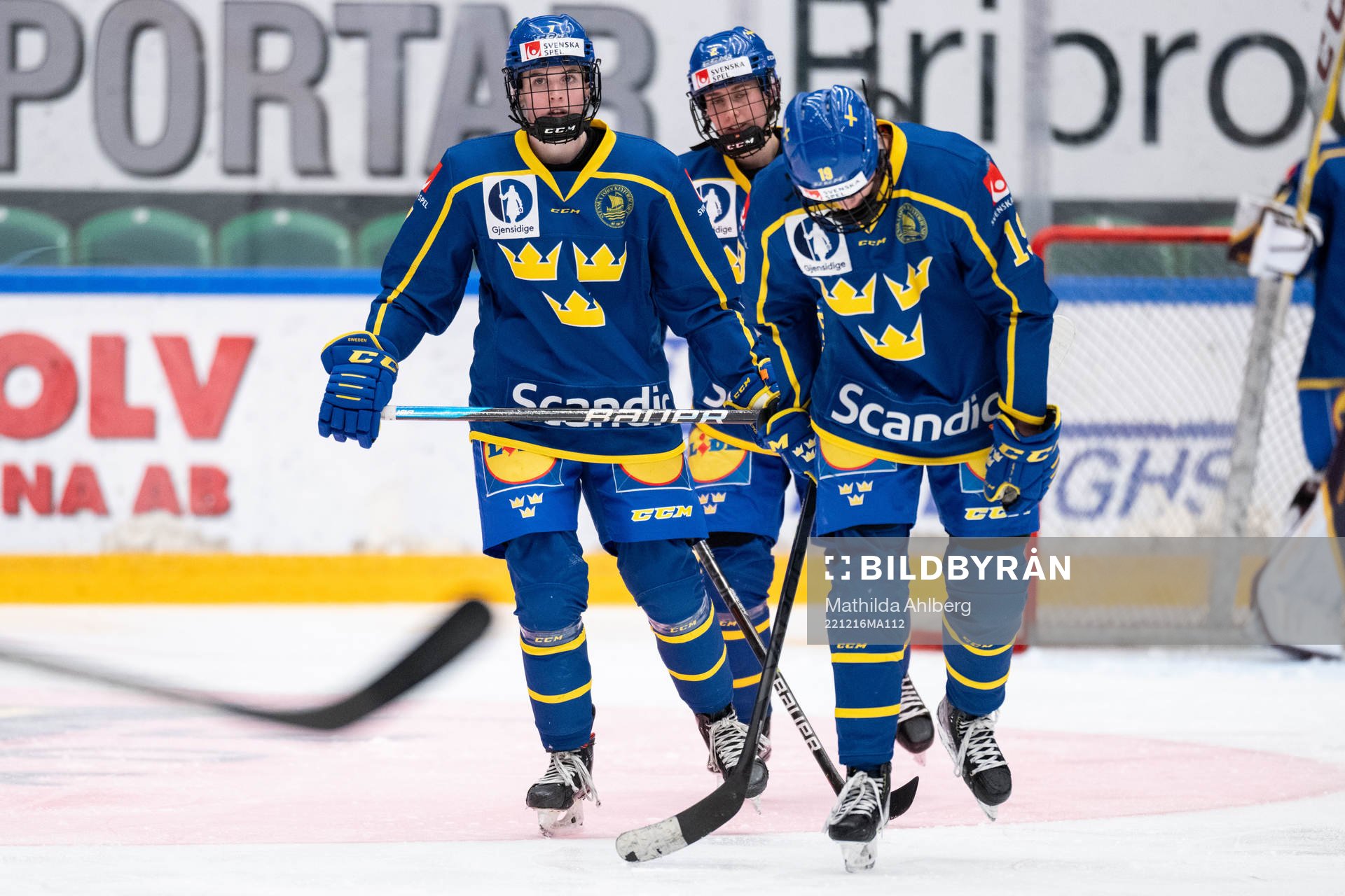 Emma Forsgren and Sara Hjalmarsson of Sweden look dejected