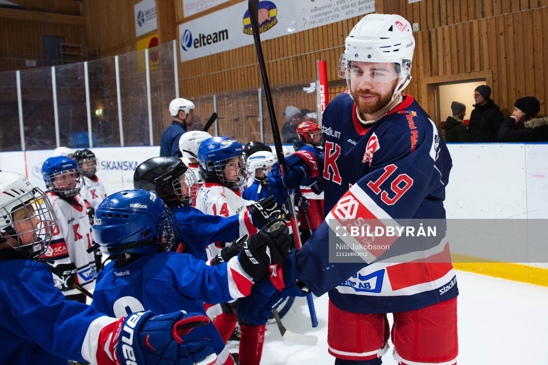 Barn spelar uppvisnignmatch i en periodpaus
