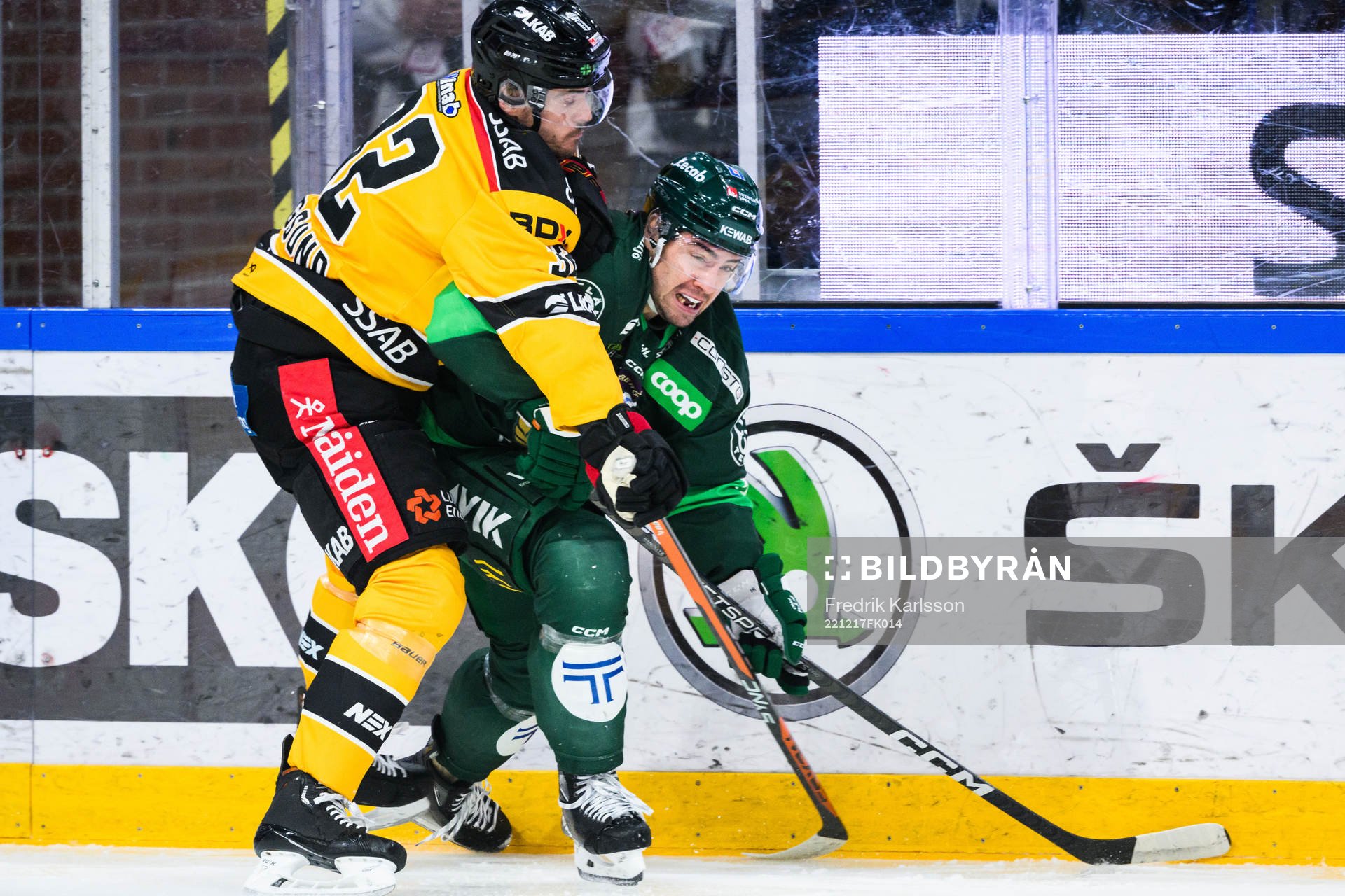 Luleås Oscar Engsund ich Färjestads Remi Elie
