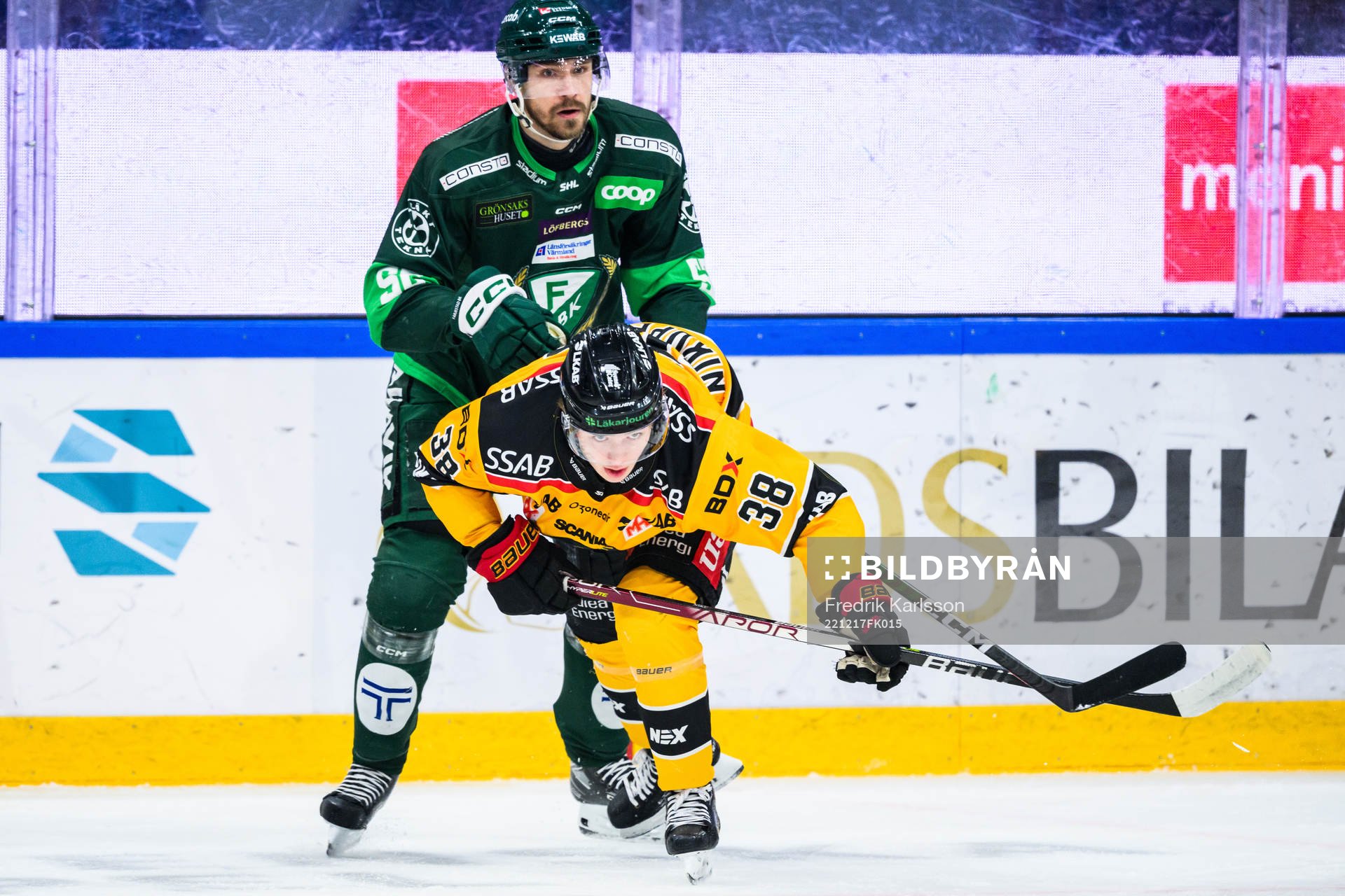 Färjestads August Tornberg och Luleås Olli Nikupeteri