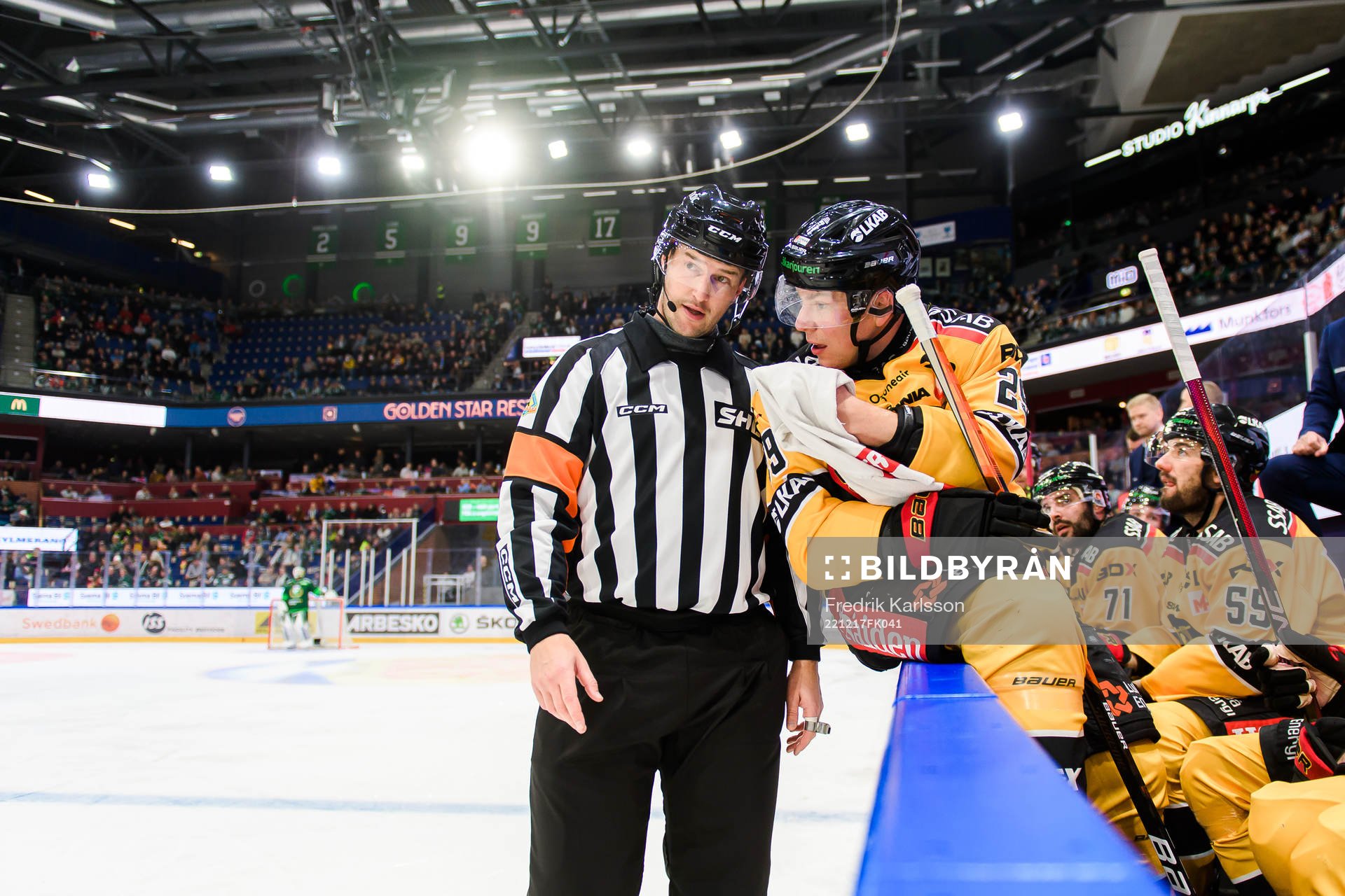 Domare Johan Nordlöf i samtal med Luleås Erik Gustafsson