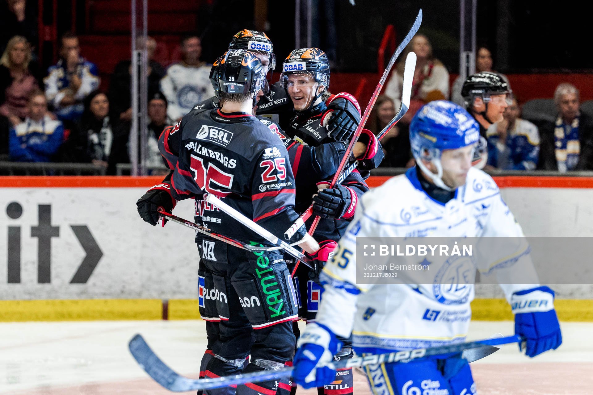 Örebros Marcus Hardegård jublar med lagkamrater