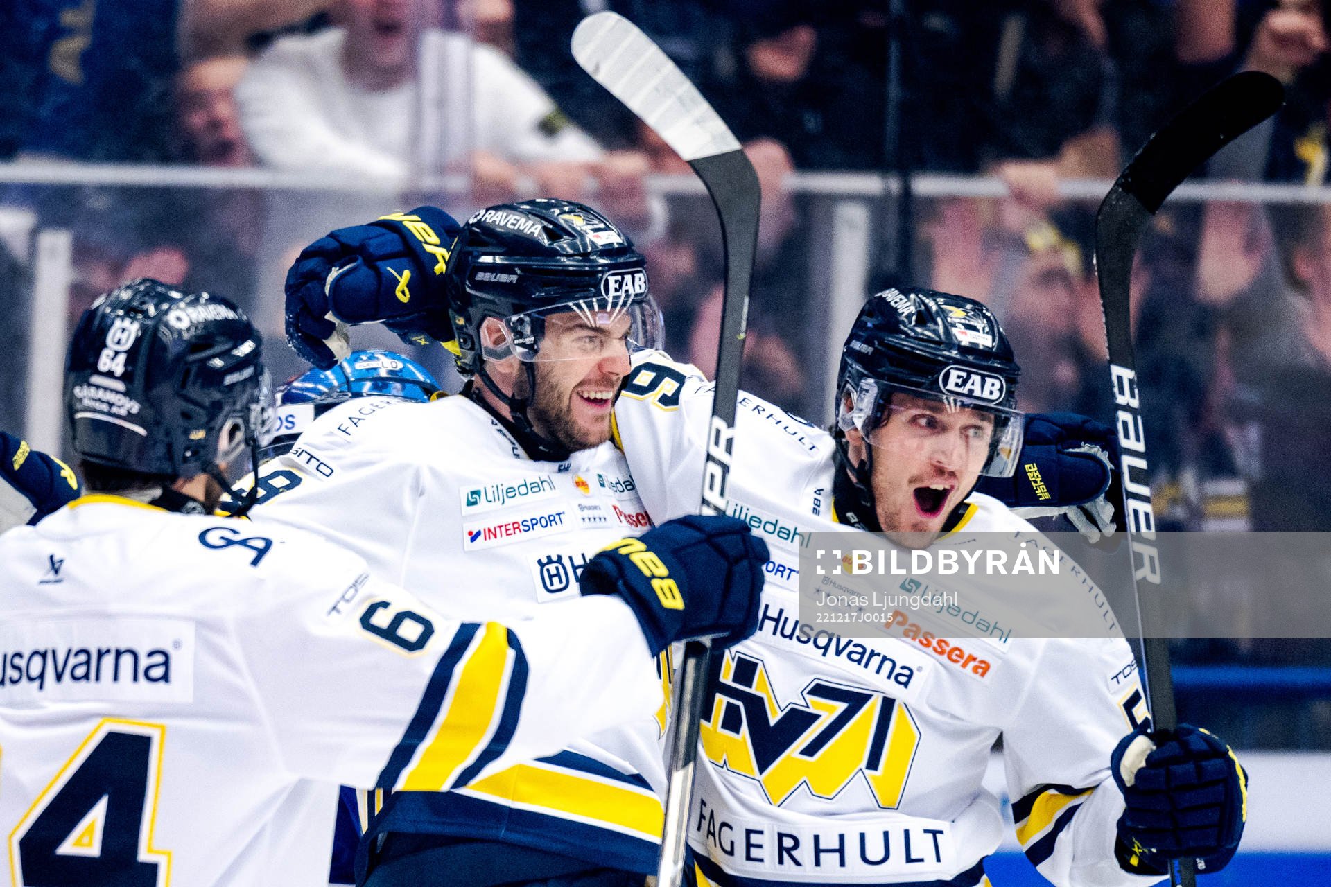 HV71s Sam Vigneault jublar med lagkamrater