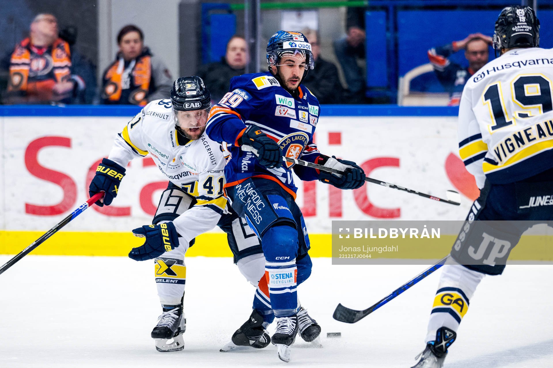 HV71s Chad Billins och Växjös Jayden Halbgewachs