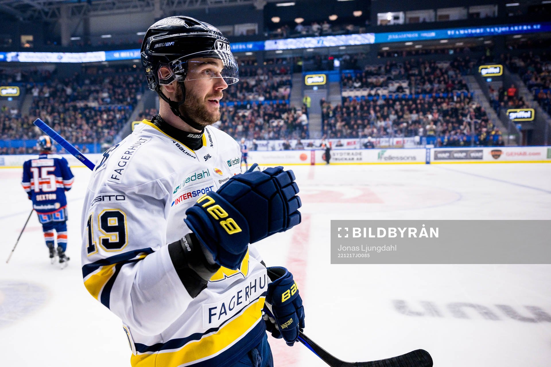 HV71s Sam Vigneault jublar