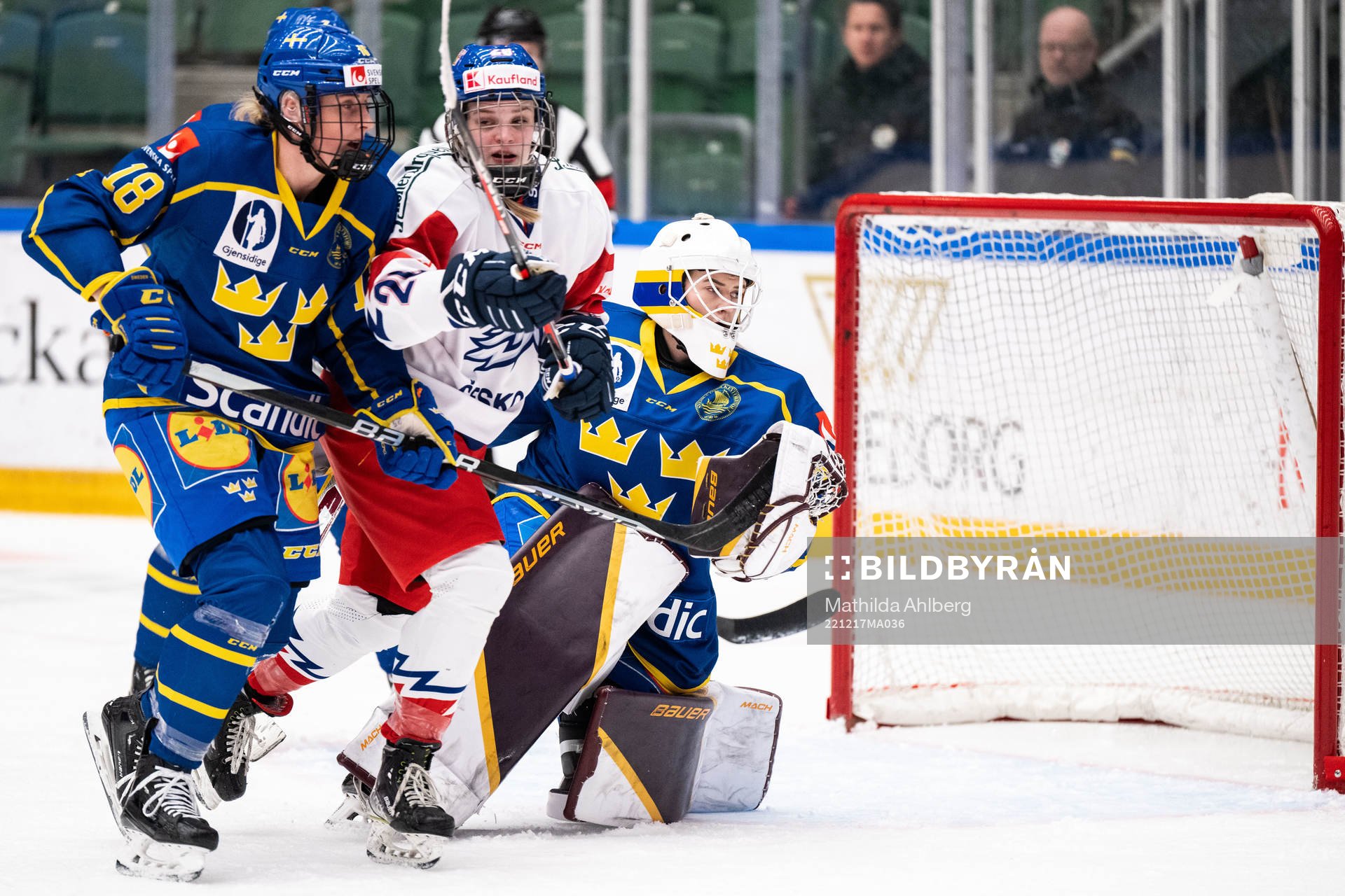 Jenny Antonsson and goaltender Emma Söderberg of Sweden