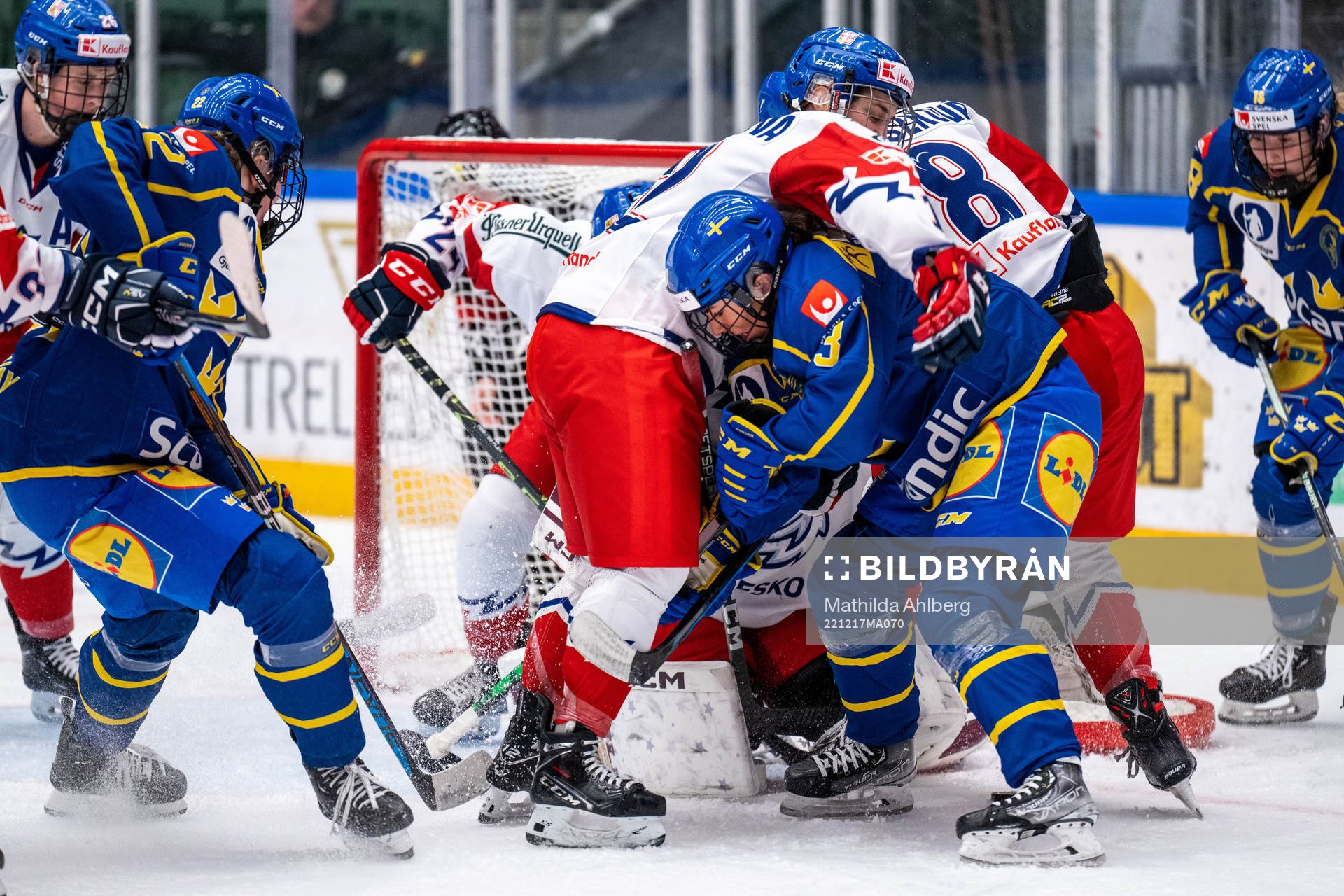 Klara Hymlarova of Czech Republic and Anna Kjellbin of
