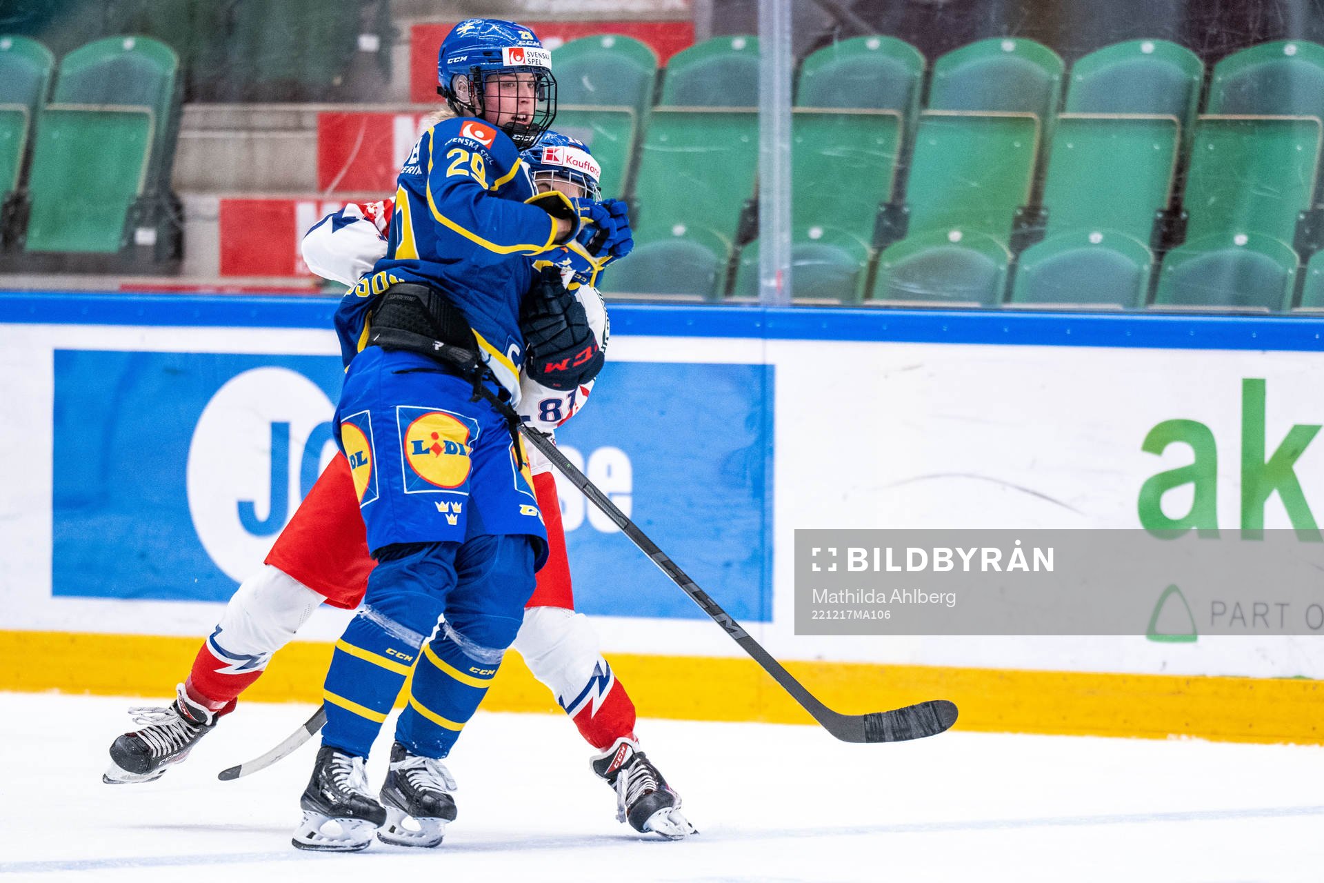 Olivia Carlsson of Sweden and Michaela Pejzlova of Czech