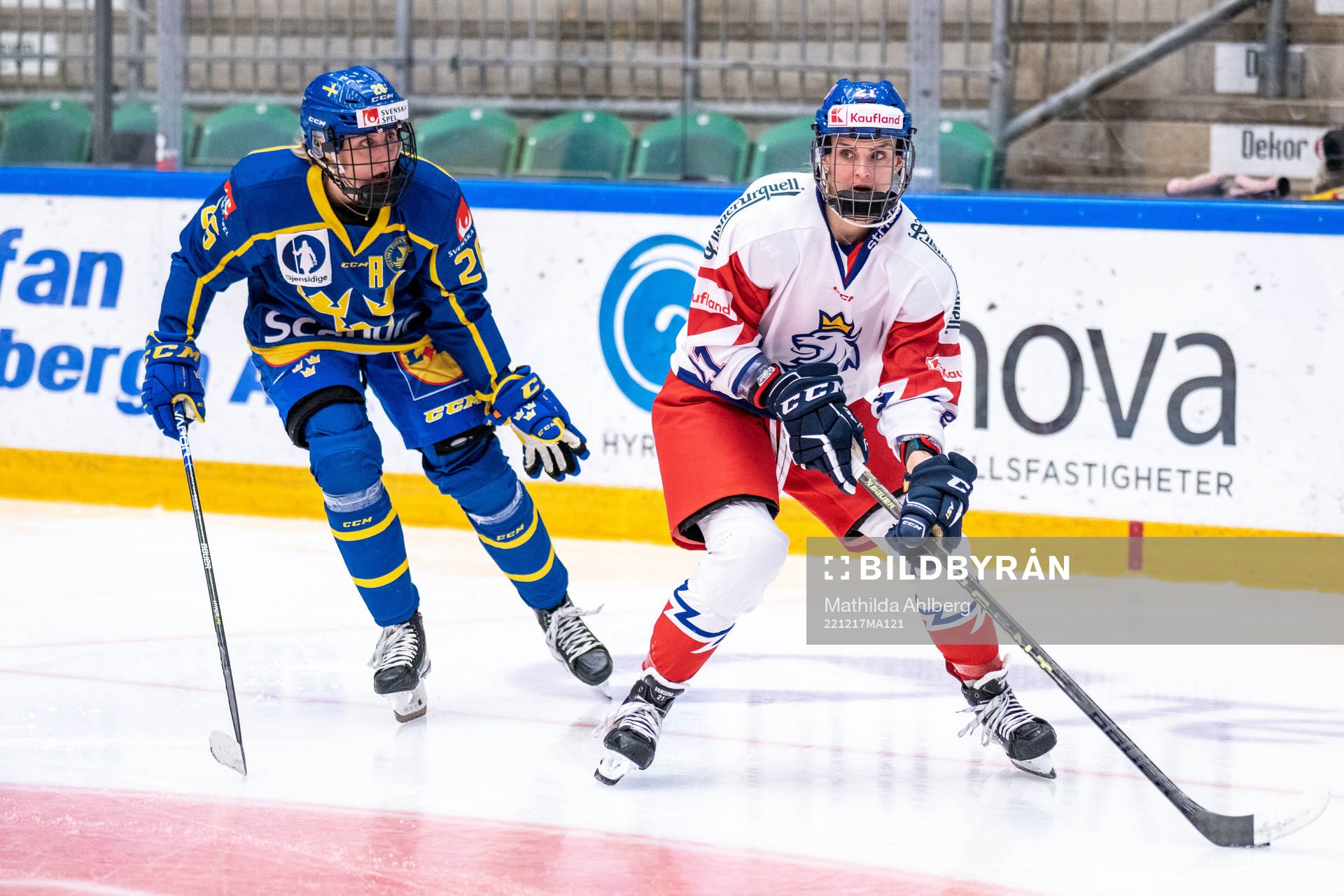 Hanna Olsson of Sweden and Tereza Vanisova of Czech Republic