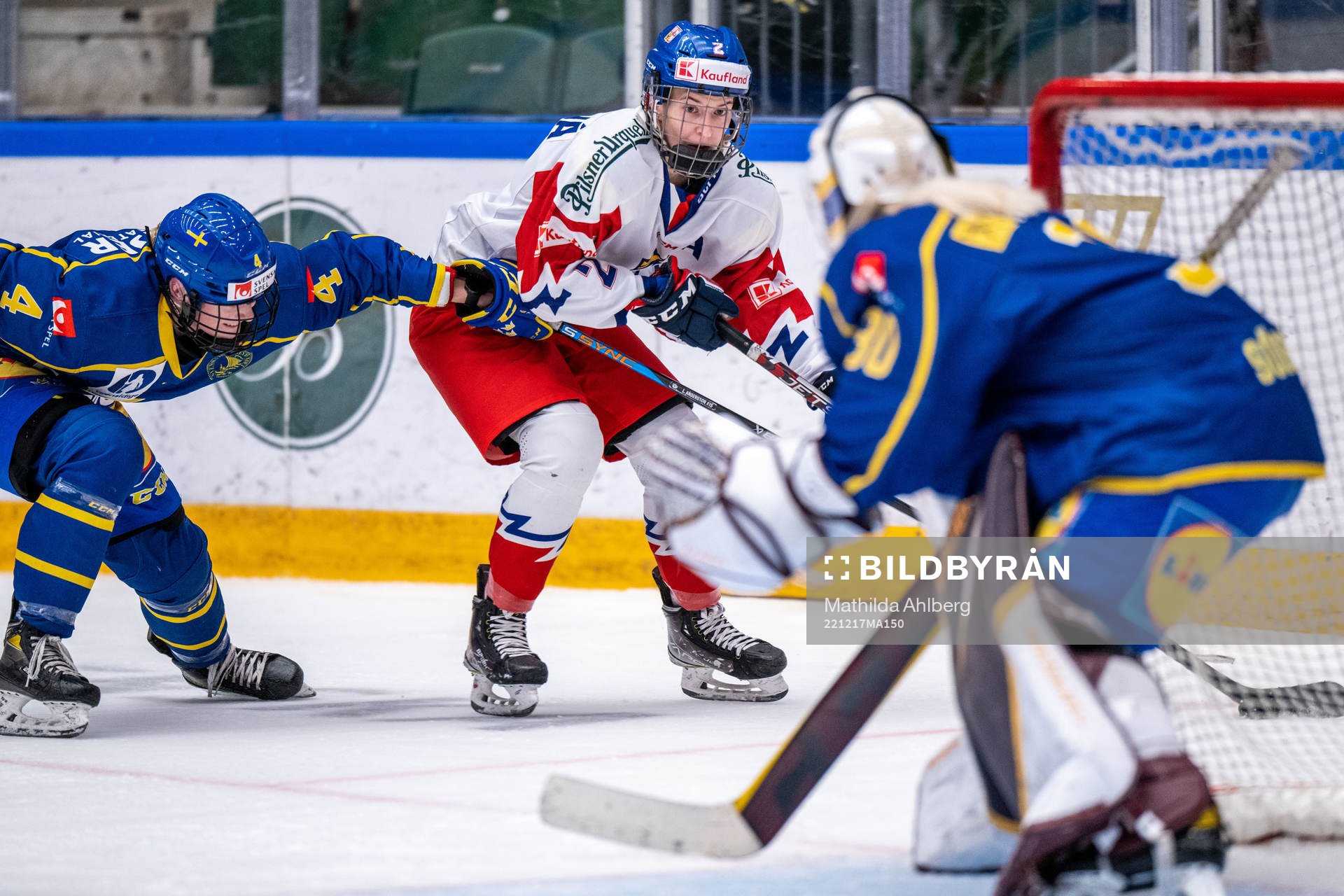 Linnéa Andersson of Sweden and Aneta Tejralova of Czech