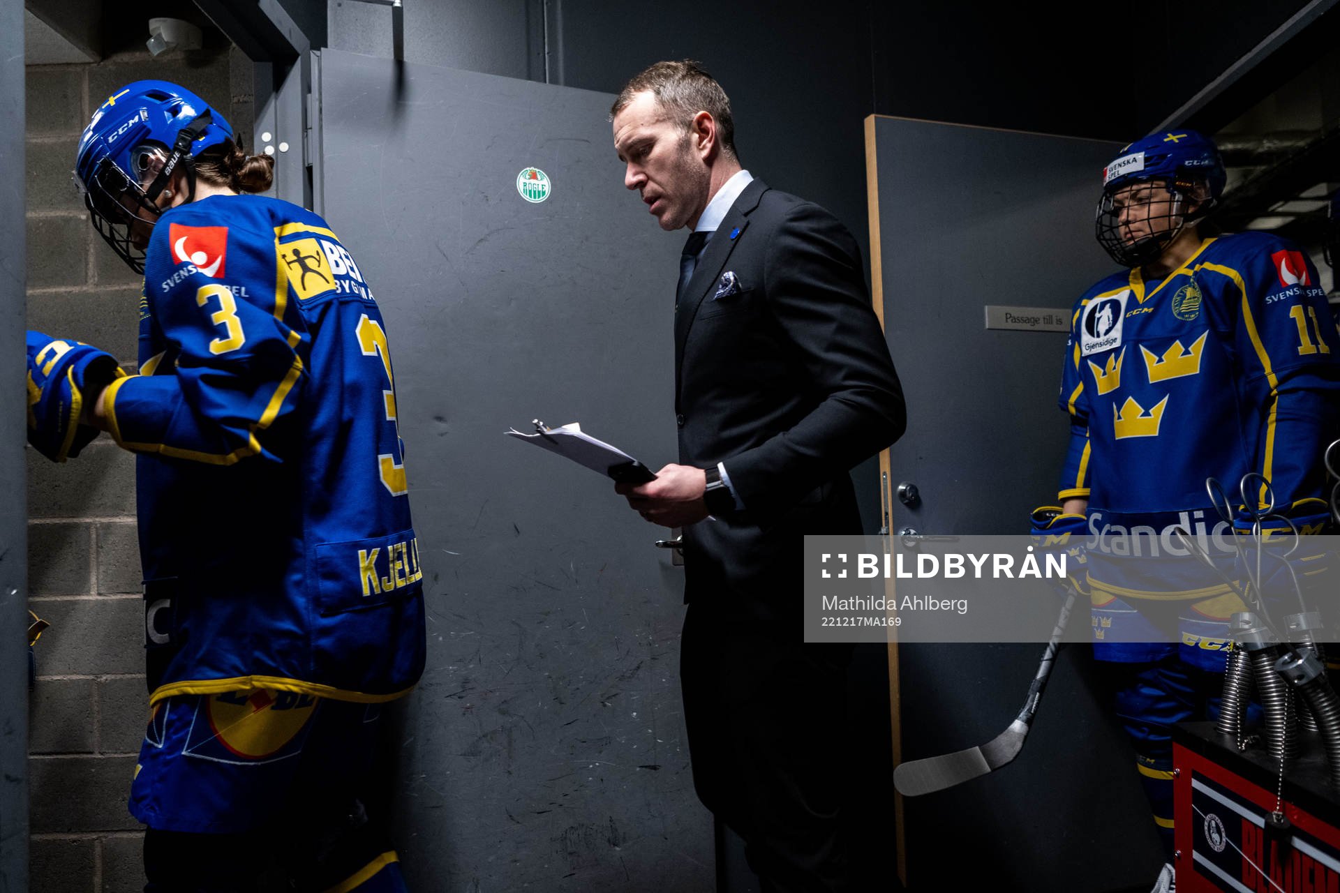 Anna Kjellbin, goaltender coach Ola Kahem and Josefin