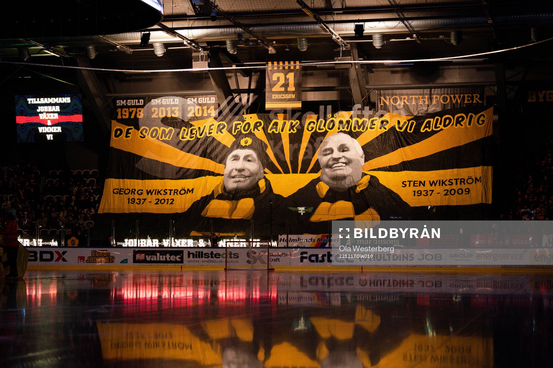 Tifo på Sten och Georg Wikström före ishockeymatchen i