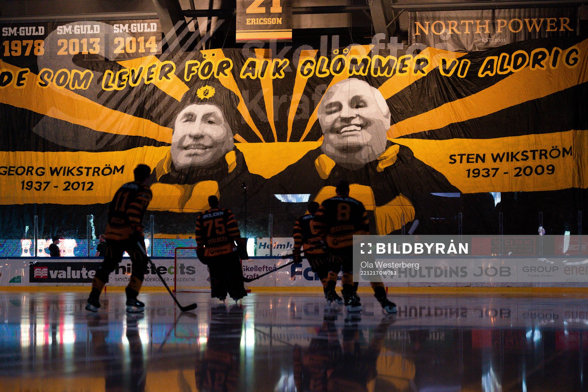 Tifo på Sten och Georg Wikström före ishockeymatchen i