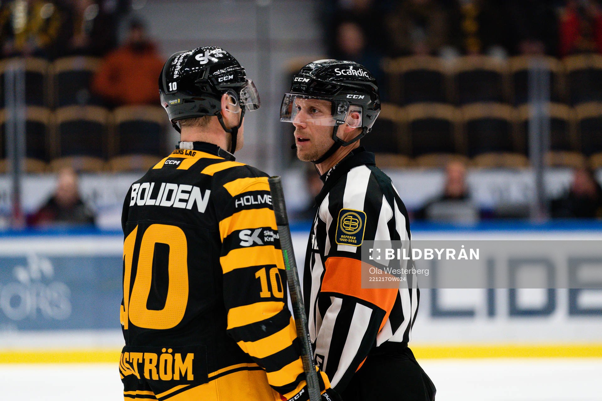 Skellefteås Joakim Lindström och domare Andreas Harnebring