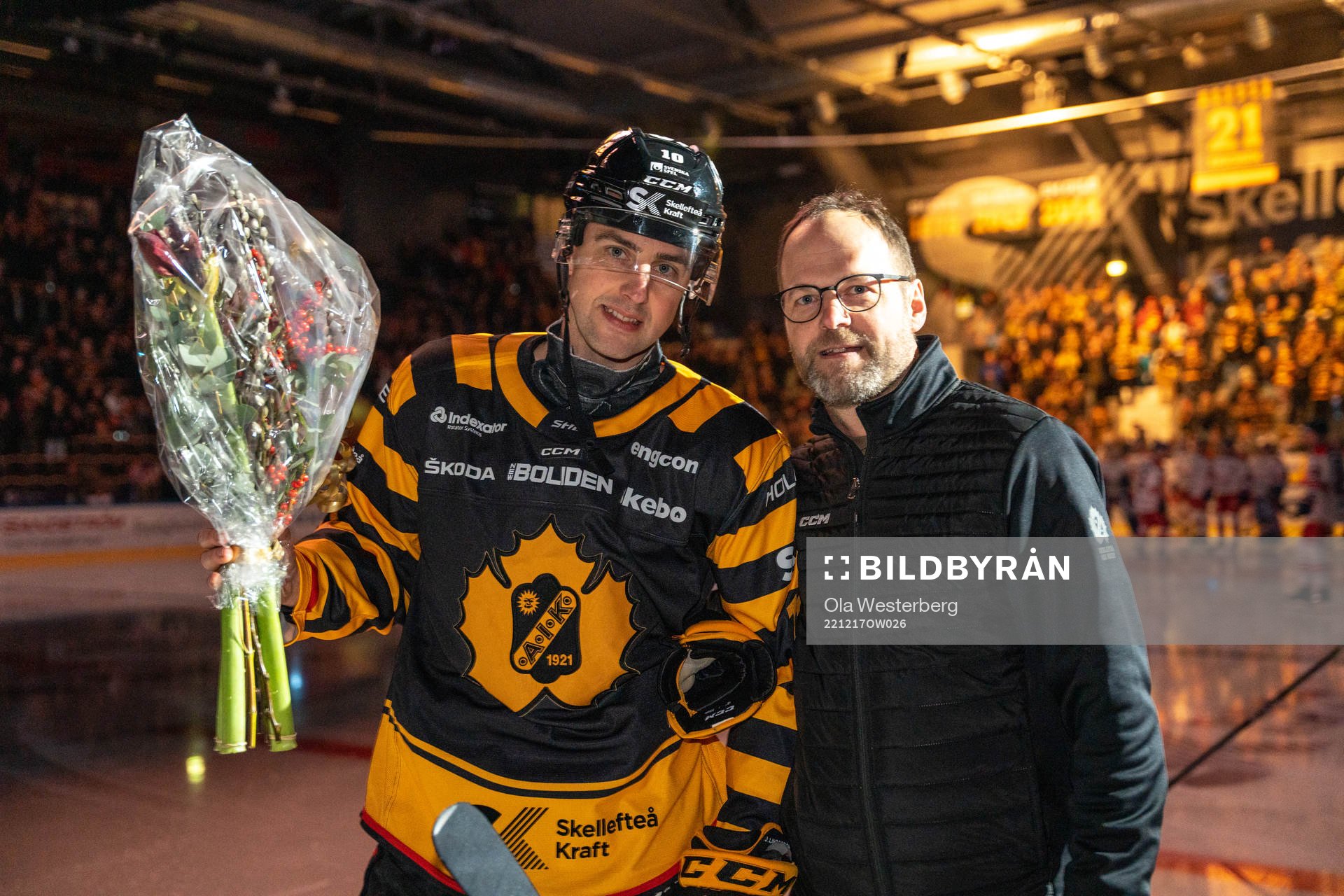 Skellefteås Joakim Lindström firas av sportchef Niclas