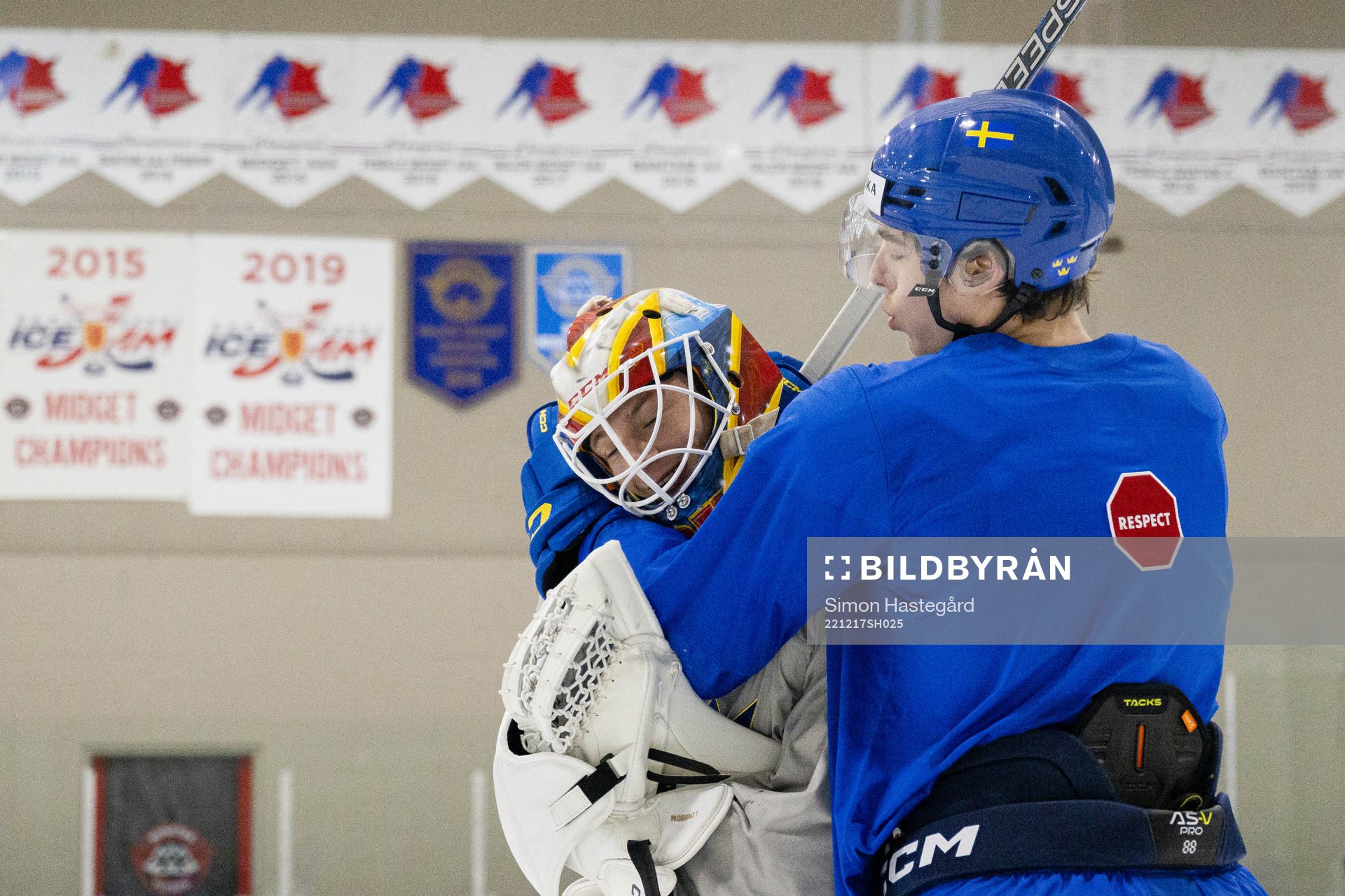 Liam Öhgren and goaltender Carl Lindbom of Sweden