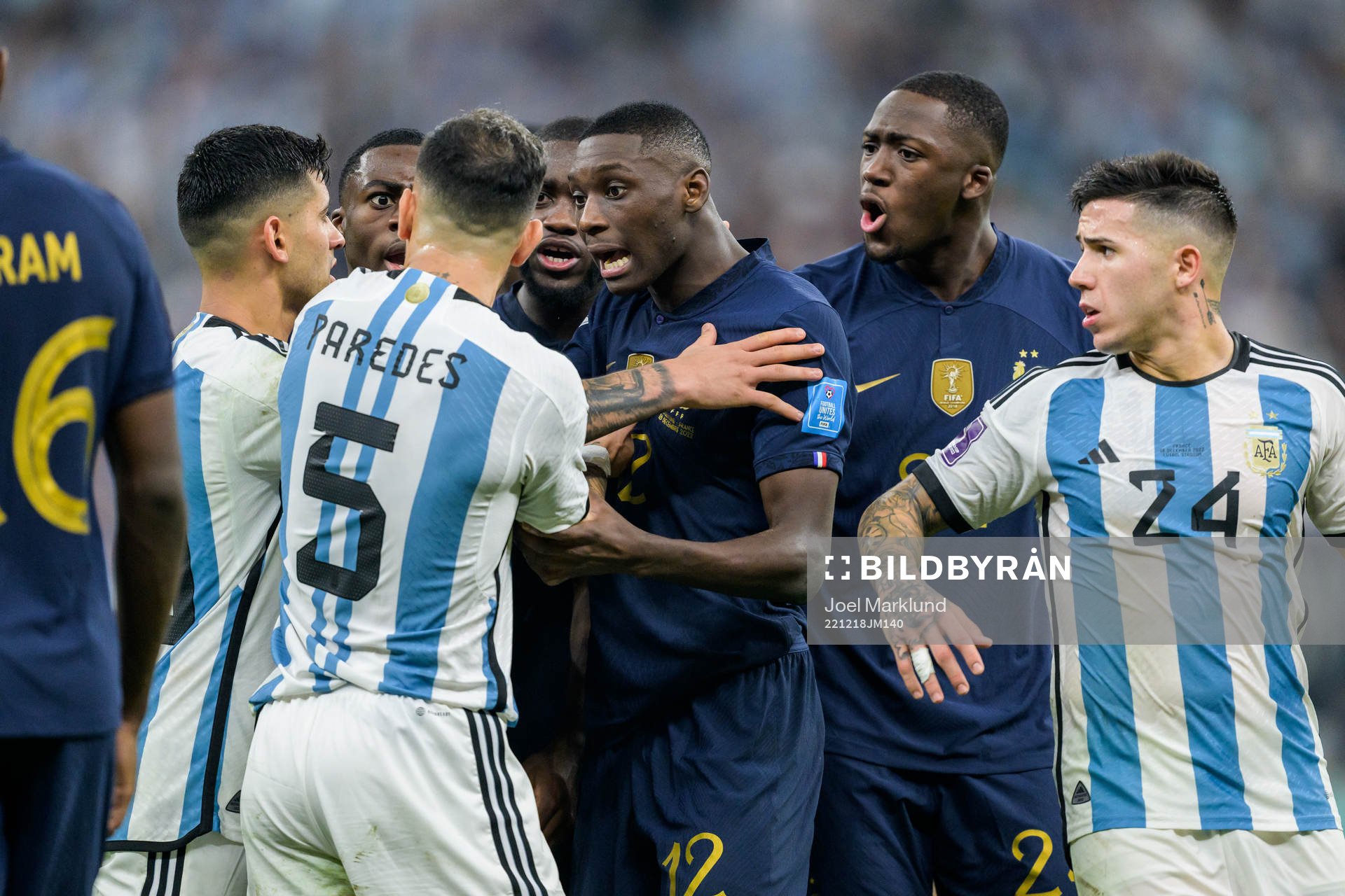 Leandro Paredes of Argentina and Randal Kolo Muani of France