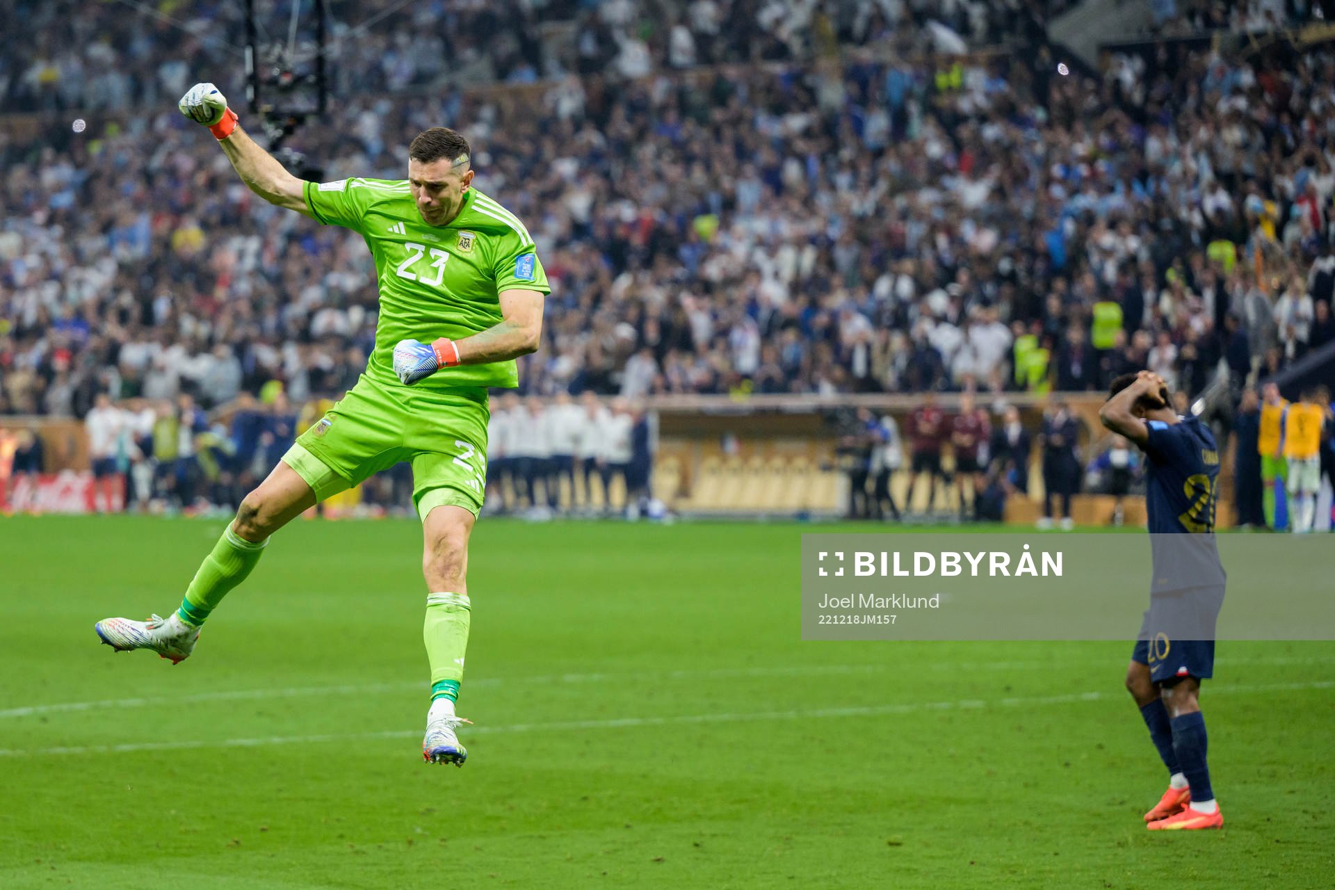 goalkeeper Emiliano Martinez of Argentina celebrates