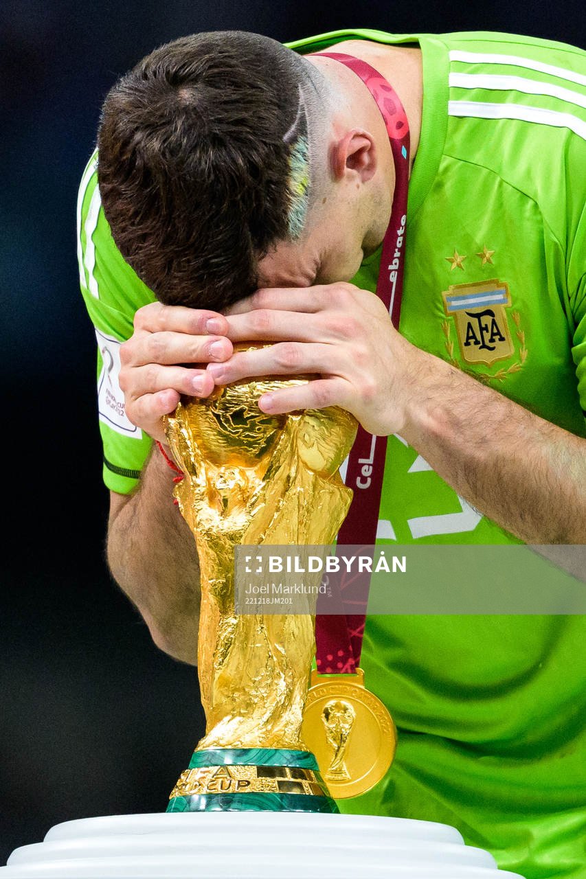goalkeeper Emiliano Martinez of Argentina celebrates with