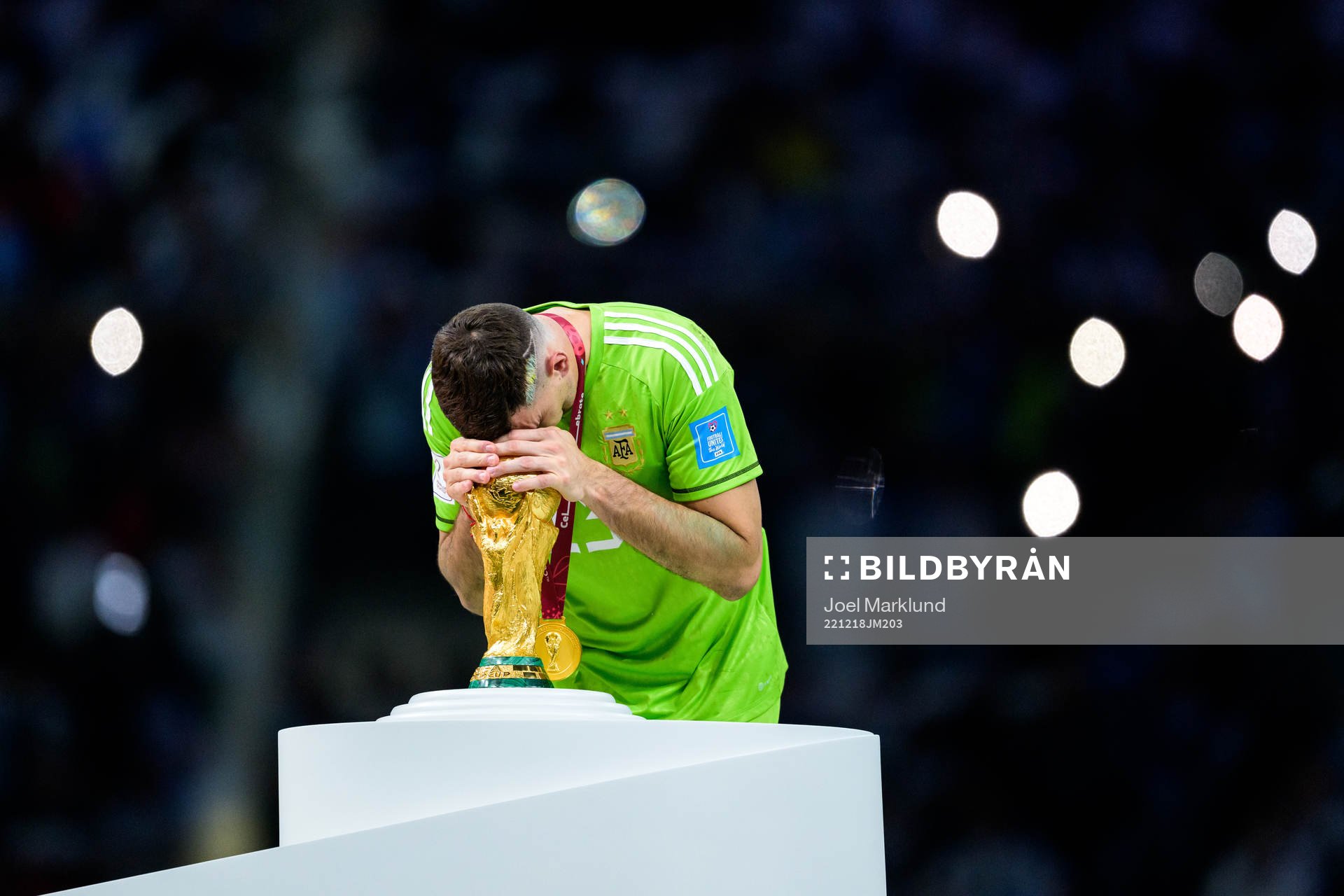 goalkeeper Emiliano Martinez of Argentina celebrates with