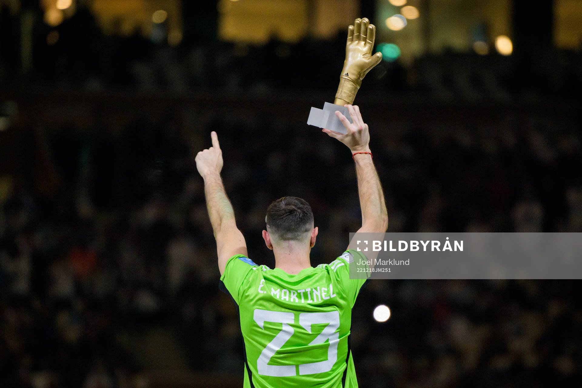 goalkeeper Emiliano Martinez of Argentina with his award