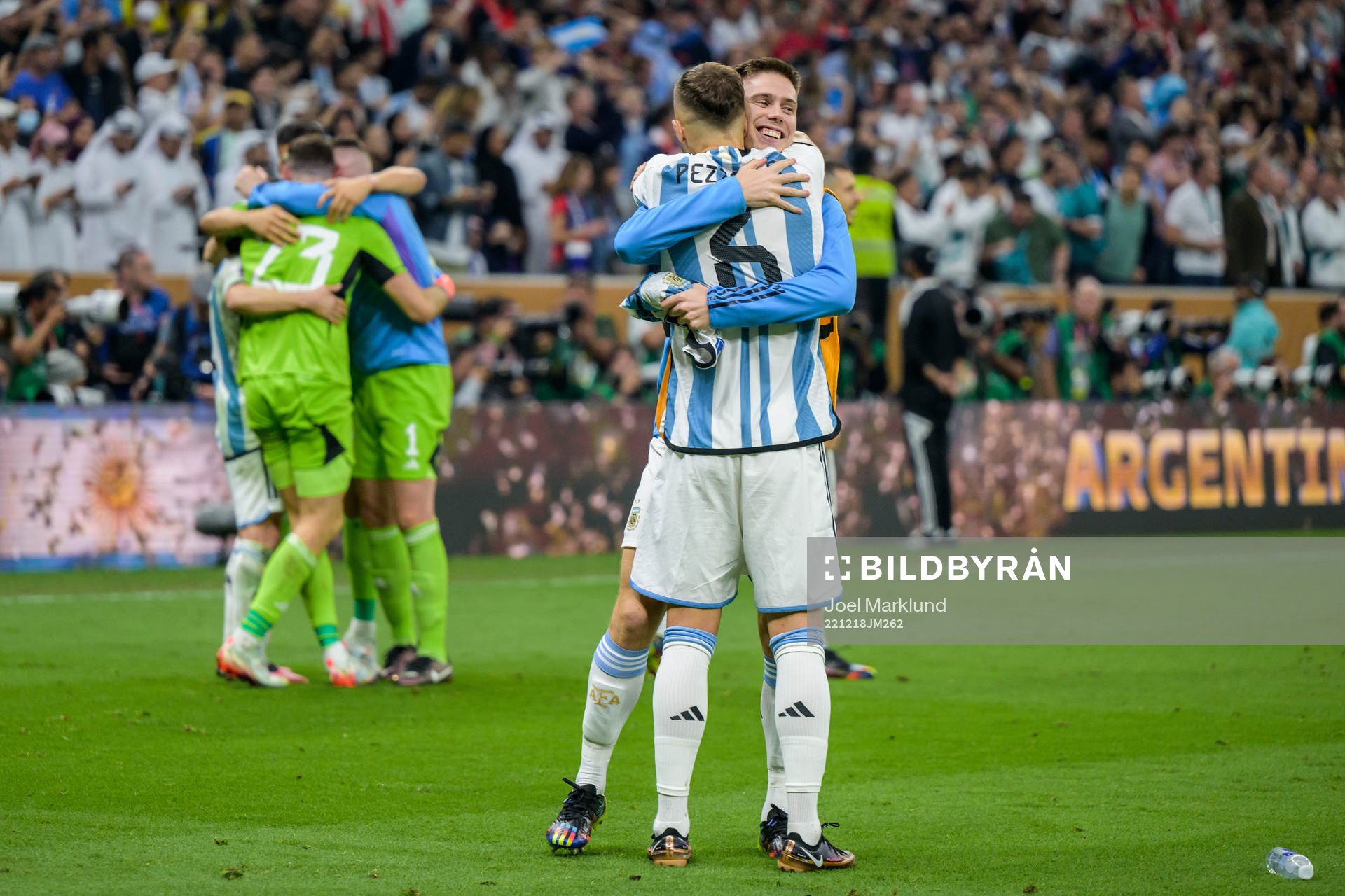 German Pezzella and Juan Foyth of Argentina celebrate