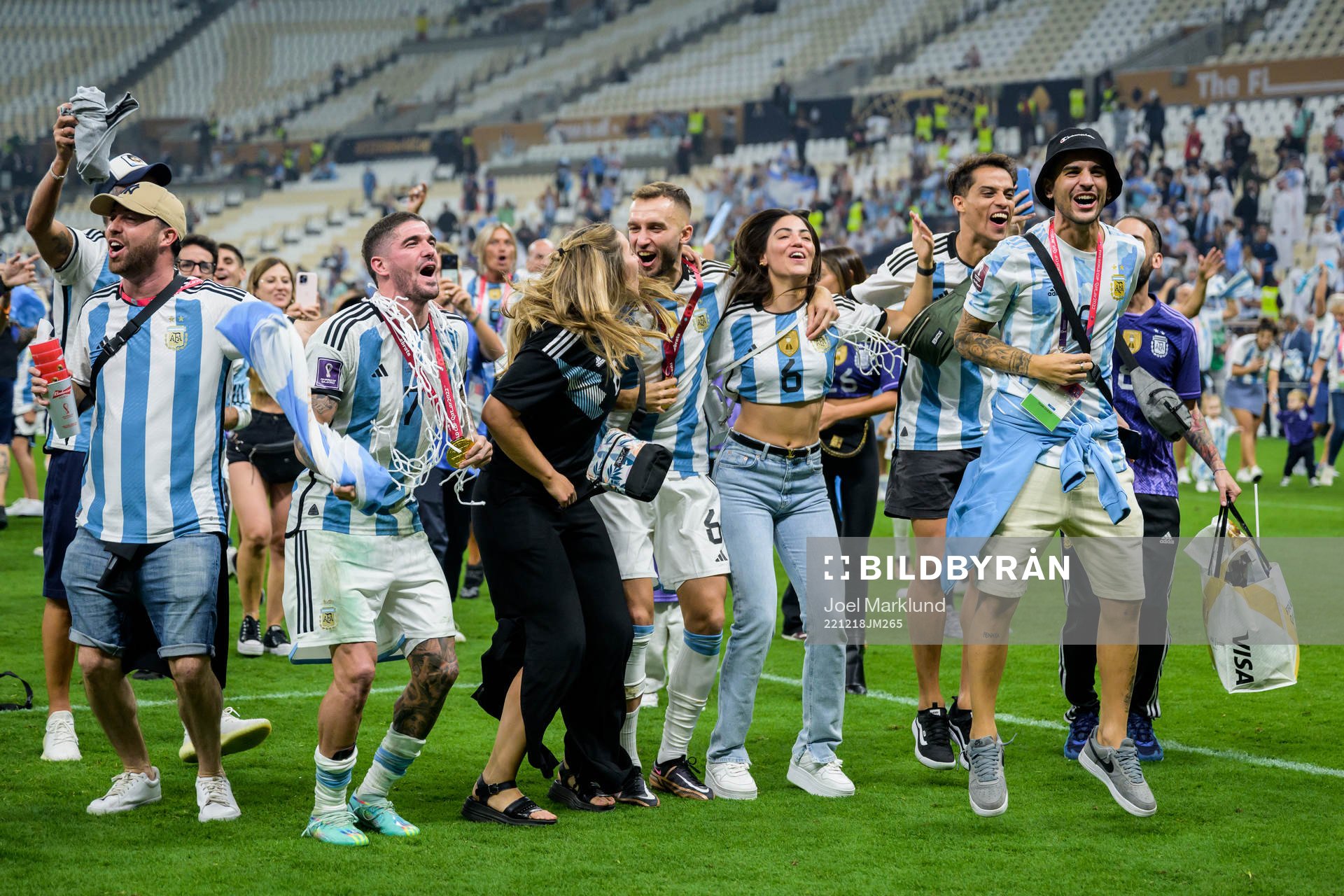 Rodrigo de Paul and German Pezzella of Argentina celebrate