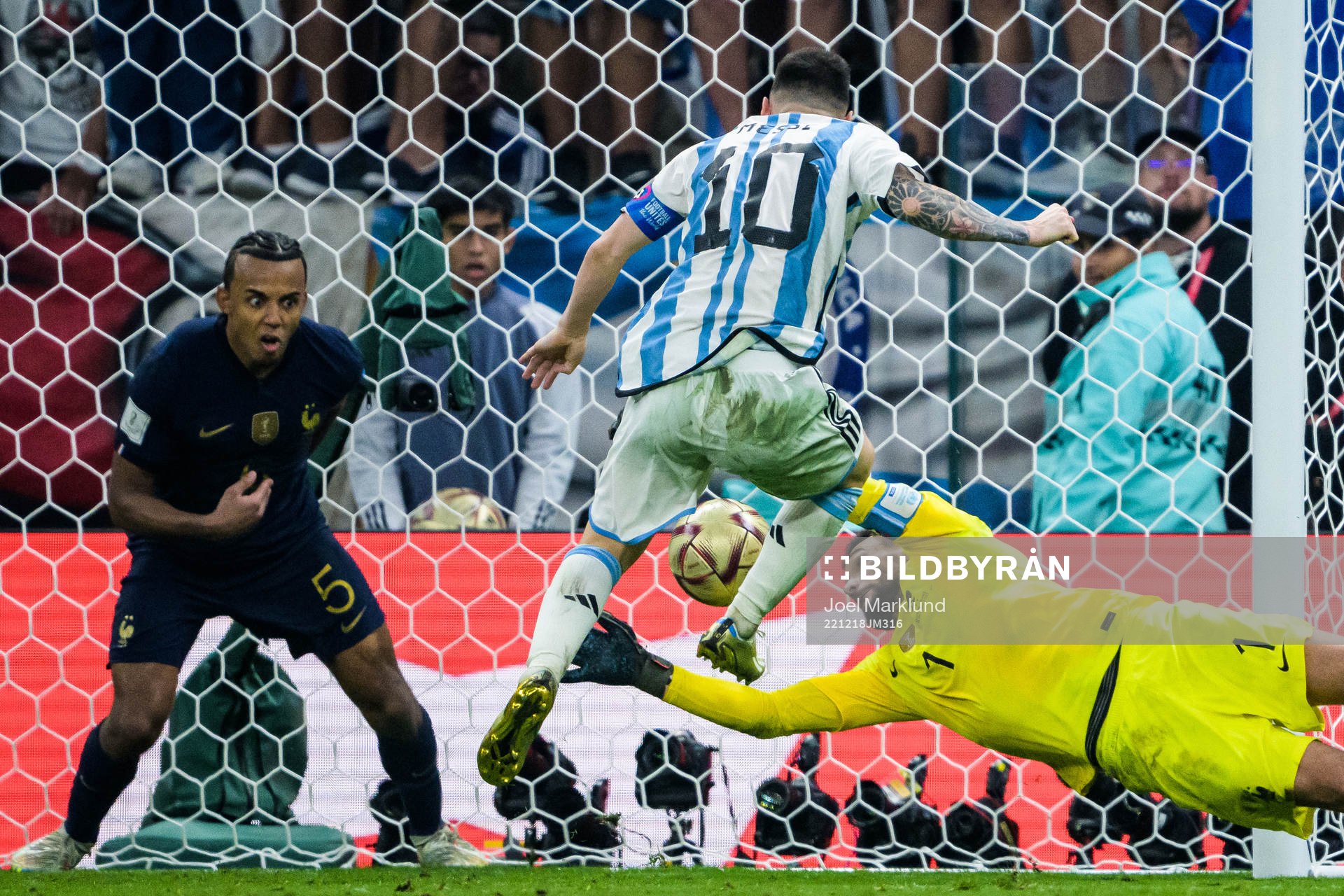 Lionel Messi of Argentina scores 3-2 behind Jules Kounde