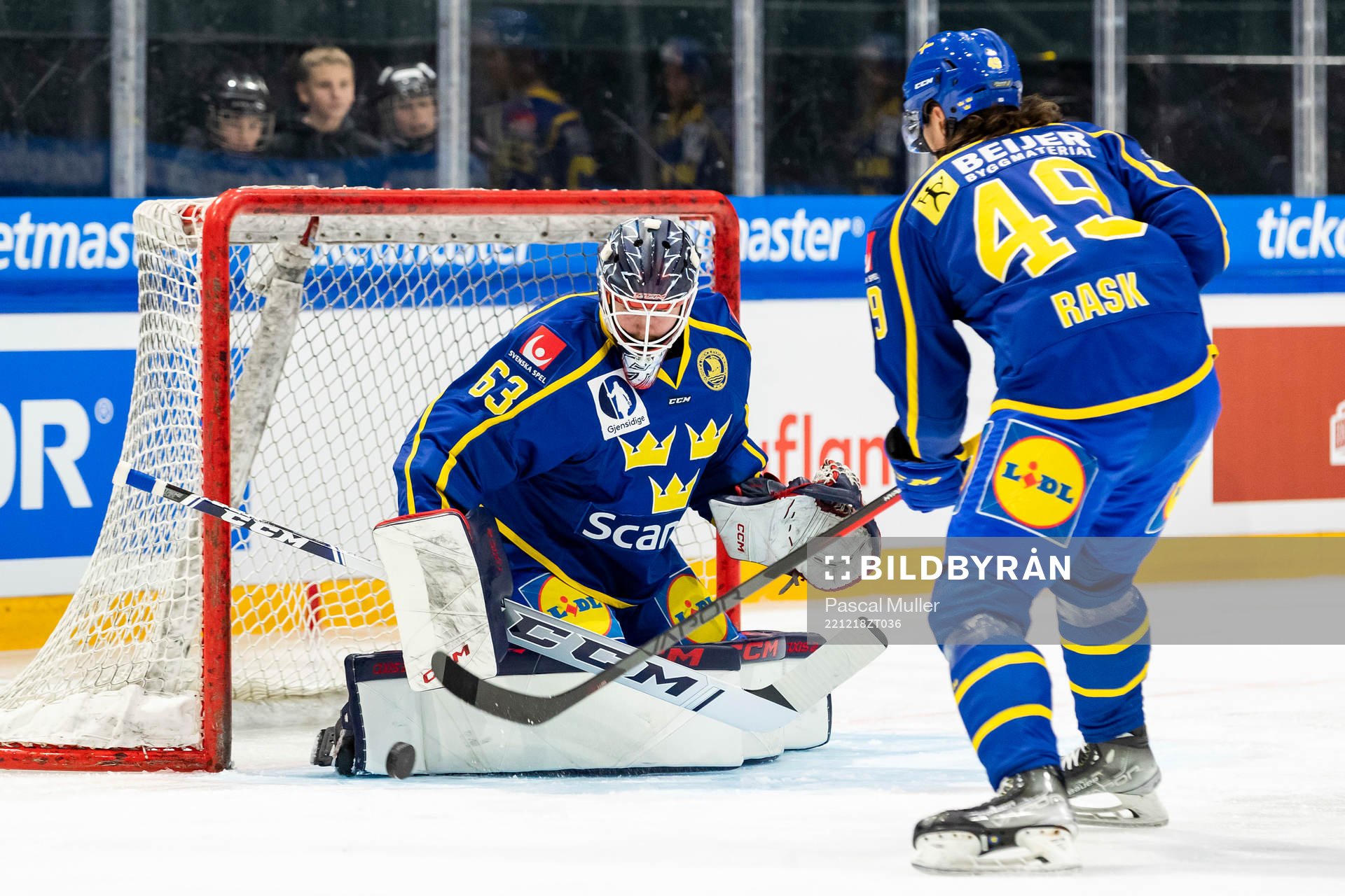 Goalkeeper Marcus Högberg and Victor Rask of Sweden