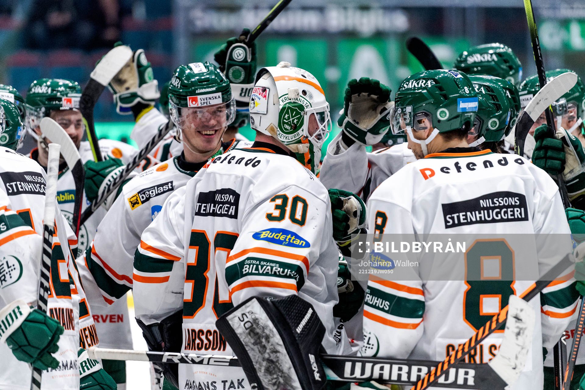 Kristianstads målvakt Filip Larsson jublar med lagkamrater