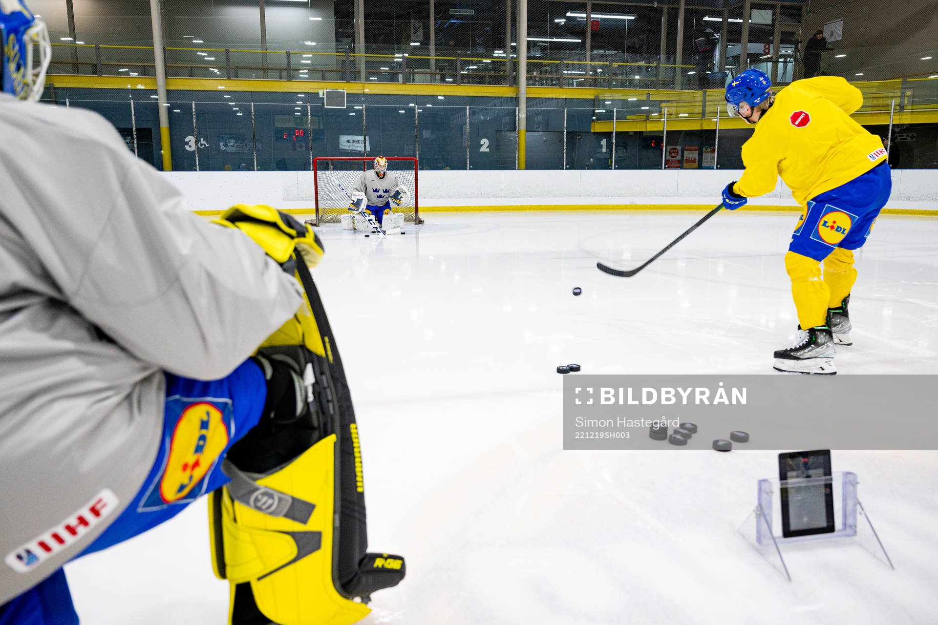 Goaltenders Carl Lindbom and  Ian Blomquist